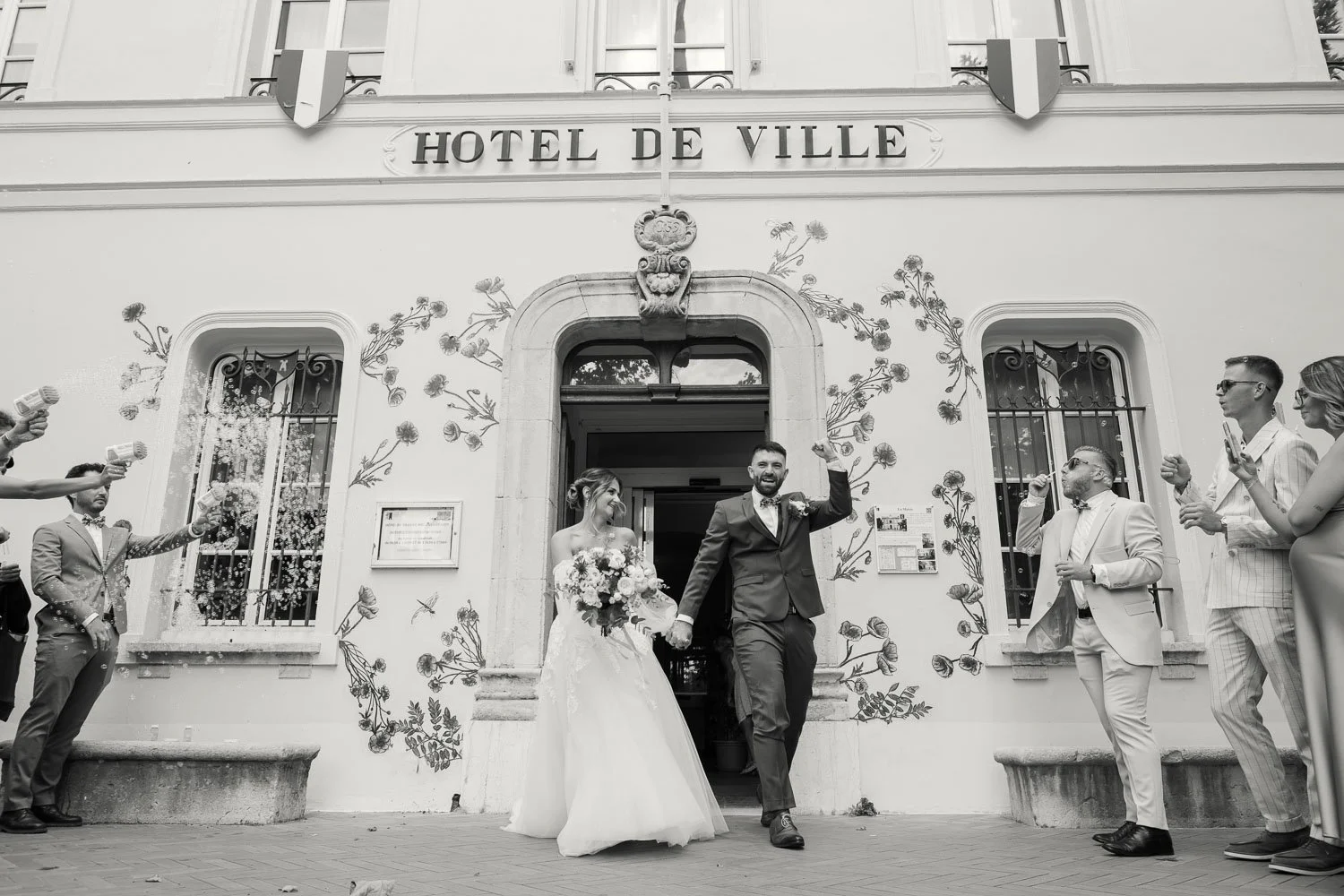 Photo de la sortie des mariés de l'Hôtel de Ville de Mouans-Sartoux. Les invités envoient des bulles de savon. Sur la Côte d'Azur.