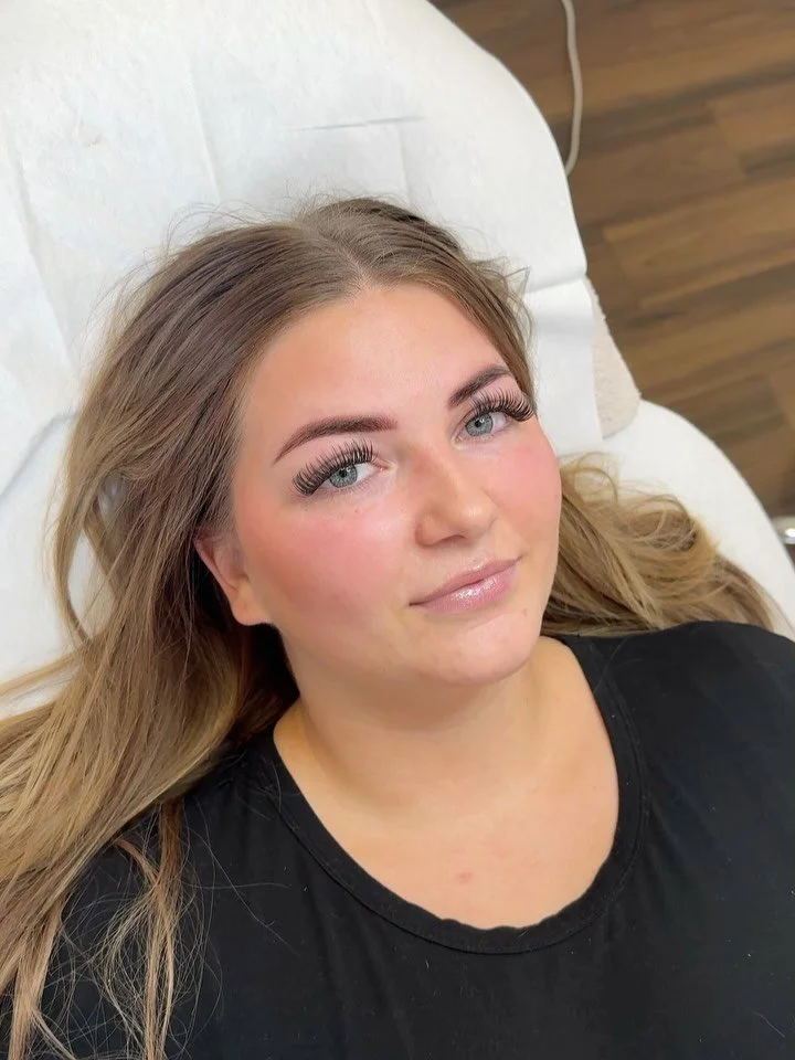 Bildh&uuml;bsch 🤩&hellip;.perfektioniert wurden die Augenbrauen mit SOFT POWDERBROWS - nat&uuml;rlich und trotzdem sehr feminin &amp; cool!
Permanent Make Up ist f&uuml;r manche ein grosser Schritt der Ver&auml;nderung, doch schon mit Kleinigkeiten 
