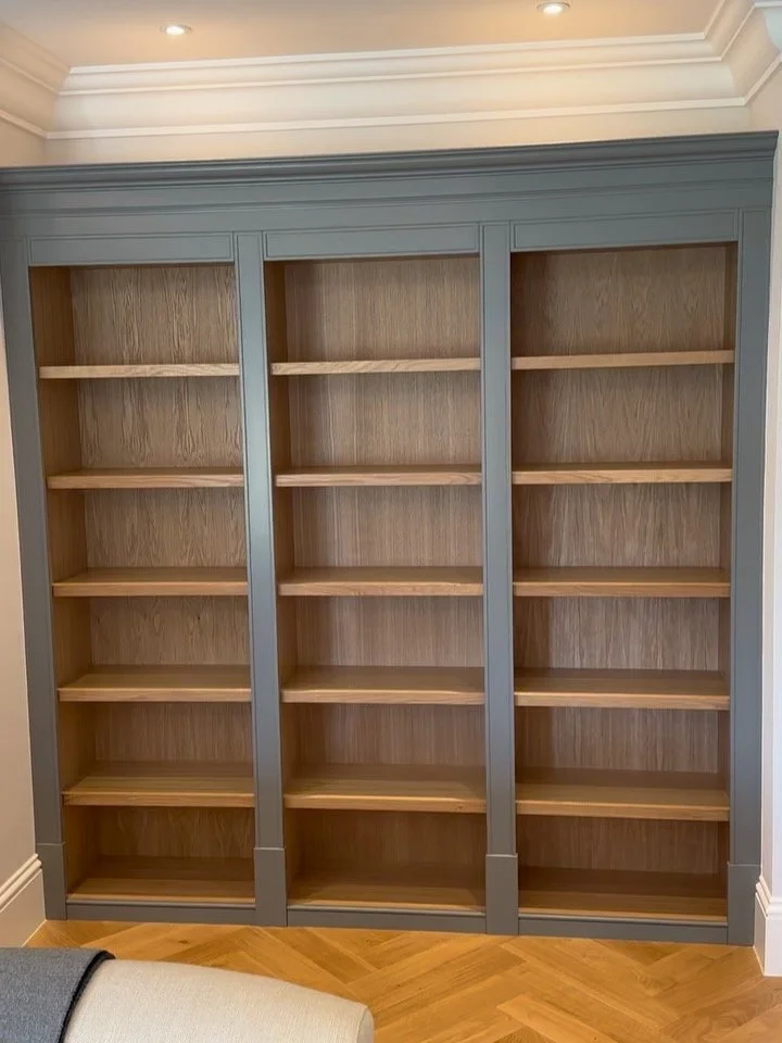Another project completed for @emilycocointeriors. 

This bookcase has some great details to match the properties elegant style . 
Sprayed in F&amp;B Plummet by @thesurreyhillssprayshop . 
#bespokefurniture #guildfordjoinery #guildfordinteriordesign 