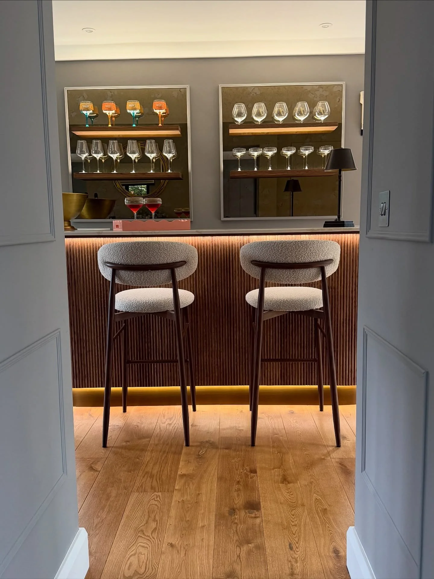 🍸The dream bar for a lovely client in Merrow , alongside @emilycocointeriors we designed this elegant home cocktail bar . 
A mix of dark oak , brass and gold flecked quartz from @geminiworktops 
We wrapped this bar in @the_surface.studio &lsquo;s Mi