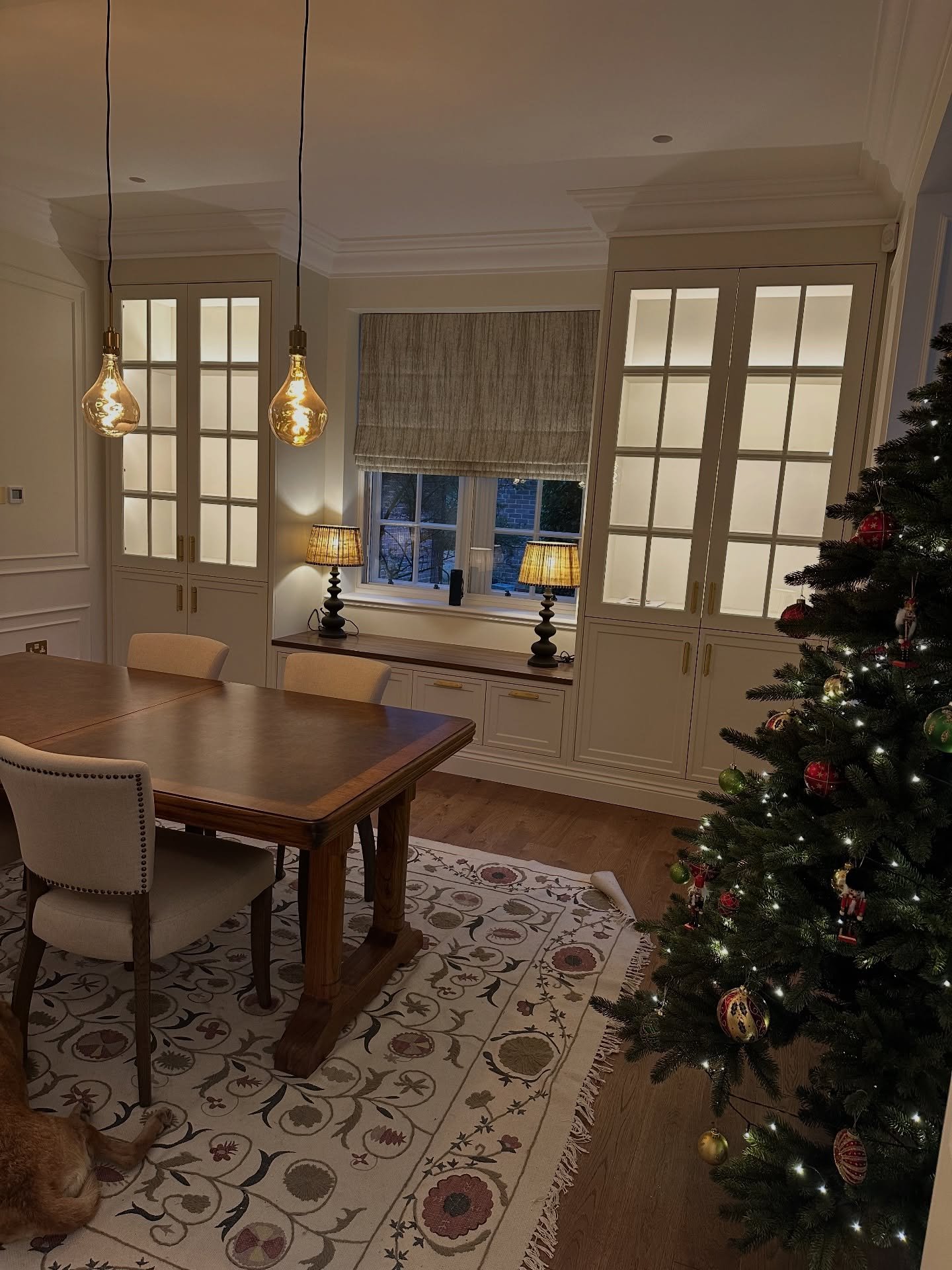 This was a lovely design on paper brought to life by us @lunarbespoke, ready for the family to enjoy for Christmas. 

This project was completed for  @christiescarpentryconstruction for a client in Godalming.

Another great spray job by @thesurreyhil