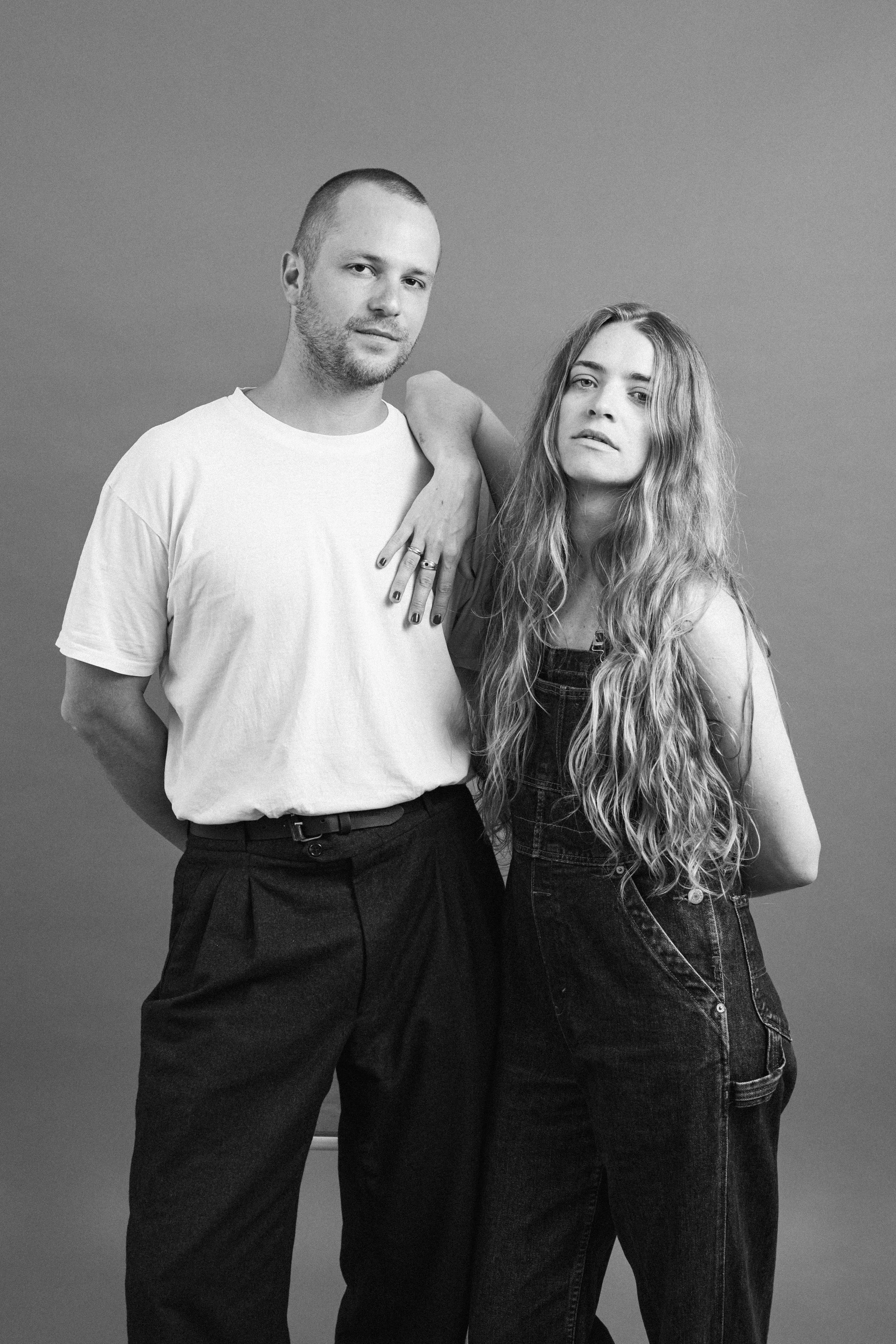 Heinui Poura Photographe Marseille Portrait Duo Couple Séance Photo Shooting Studio Photo Provence Portrait de famille
