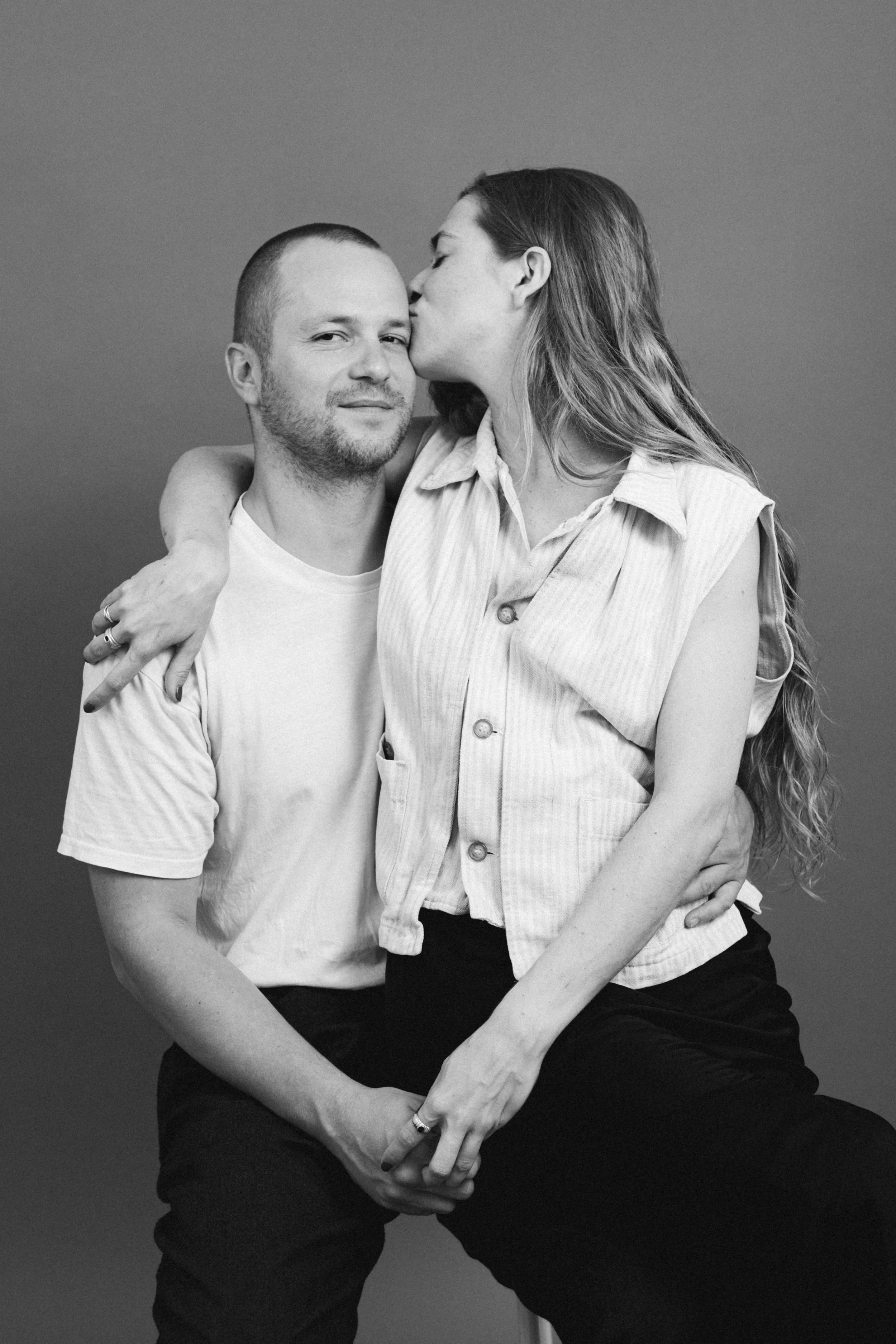 Heinui Poura Photographe Marseille Portrait Duo Couple Séance Photo Shooting Studio Photo Provence Portrait de famille