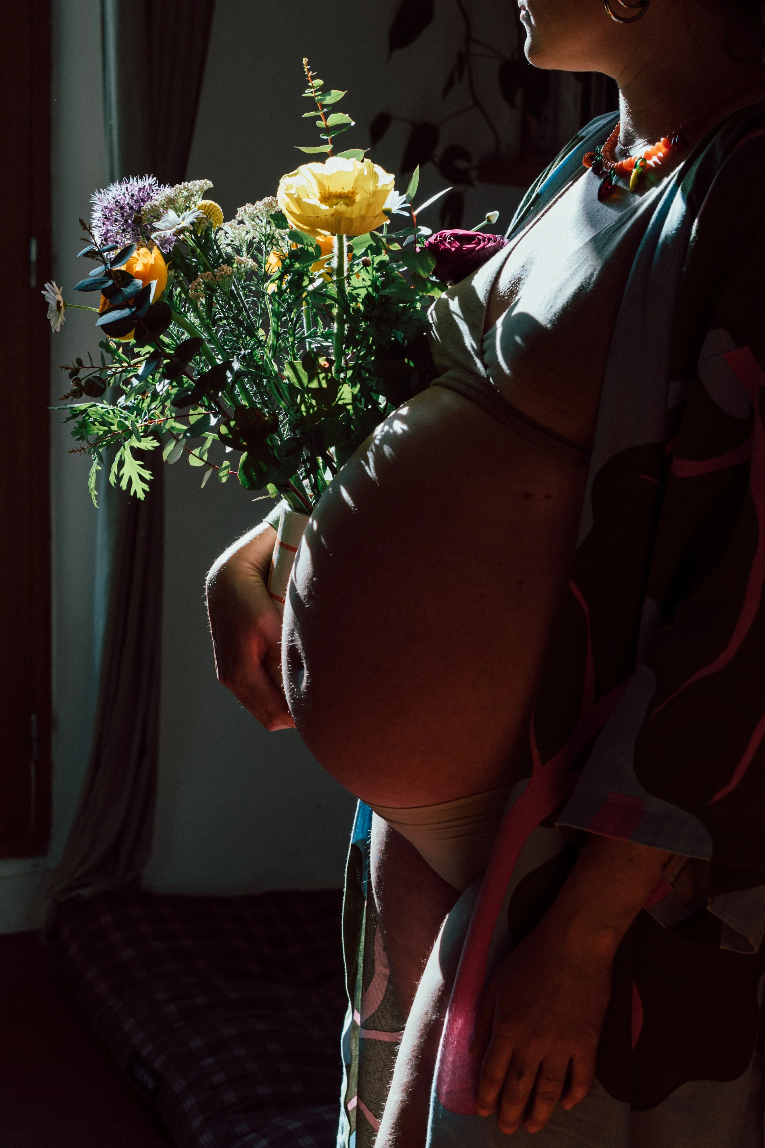 Heinui Poura Photo de famille à domicile Marseille Séance photo Grossesse Enfants Bébé Photographe Femme enceinte 