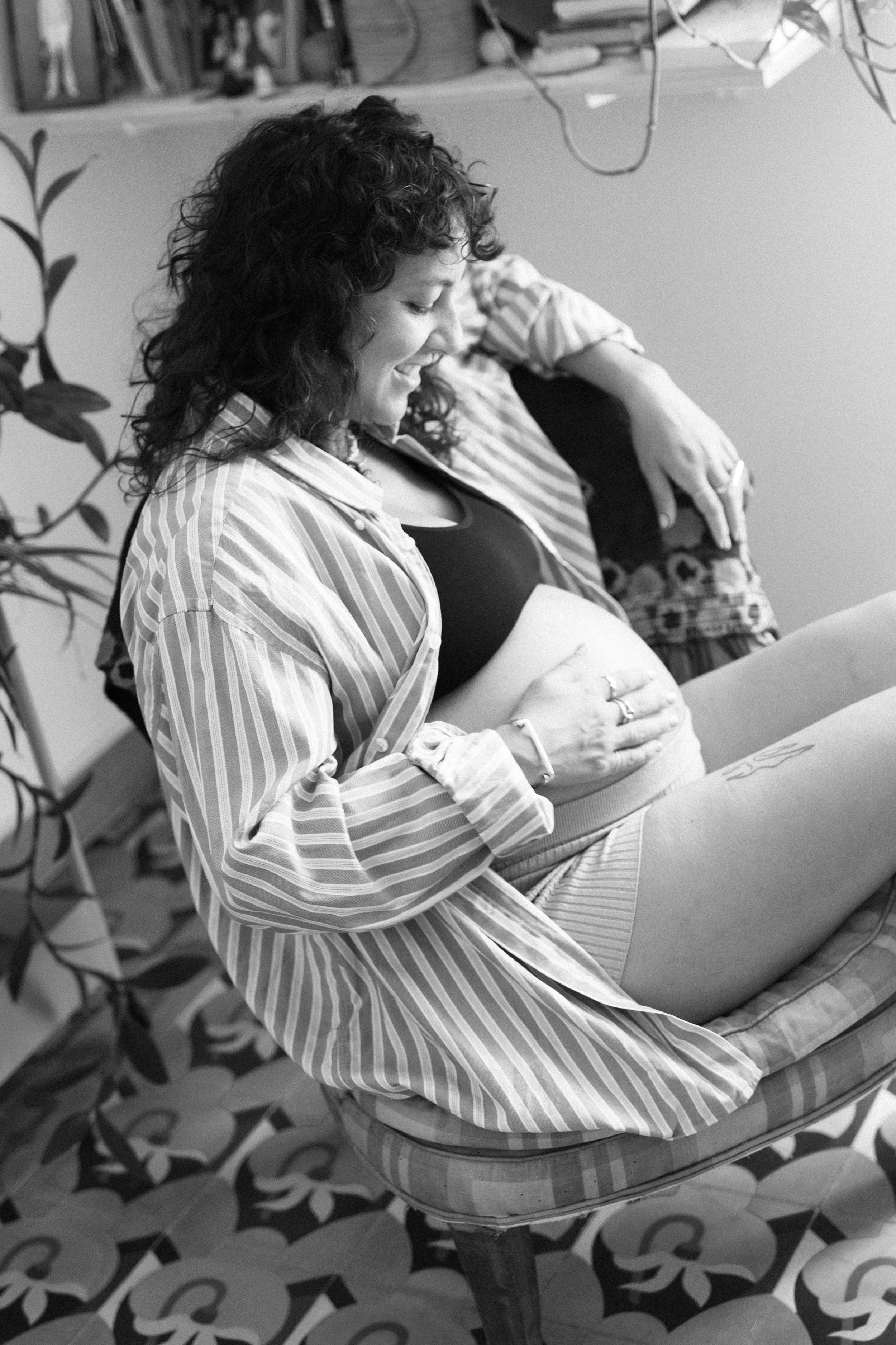 Heinui Poura Photographe Séance photo à domicile Maternité Femmes enceintes Grossesse Famille Marseille Paris Arles Photo Shooting Family Motherhood  