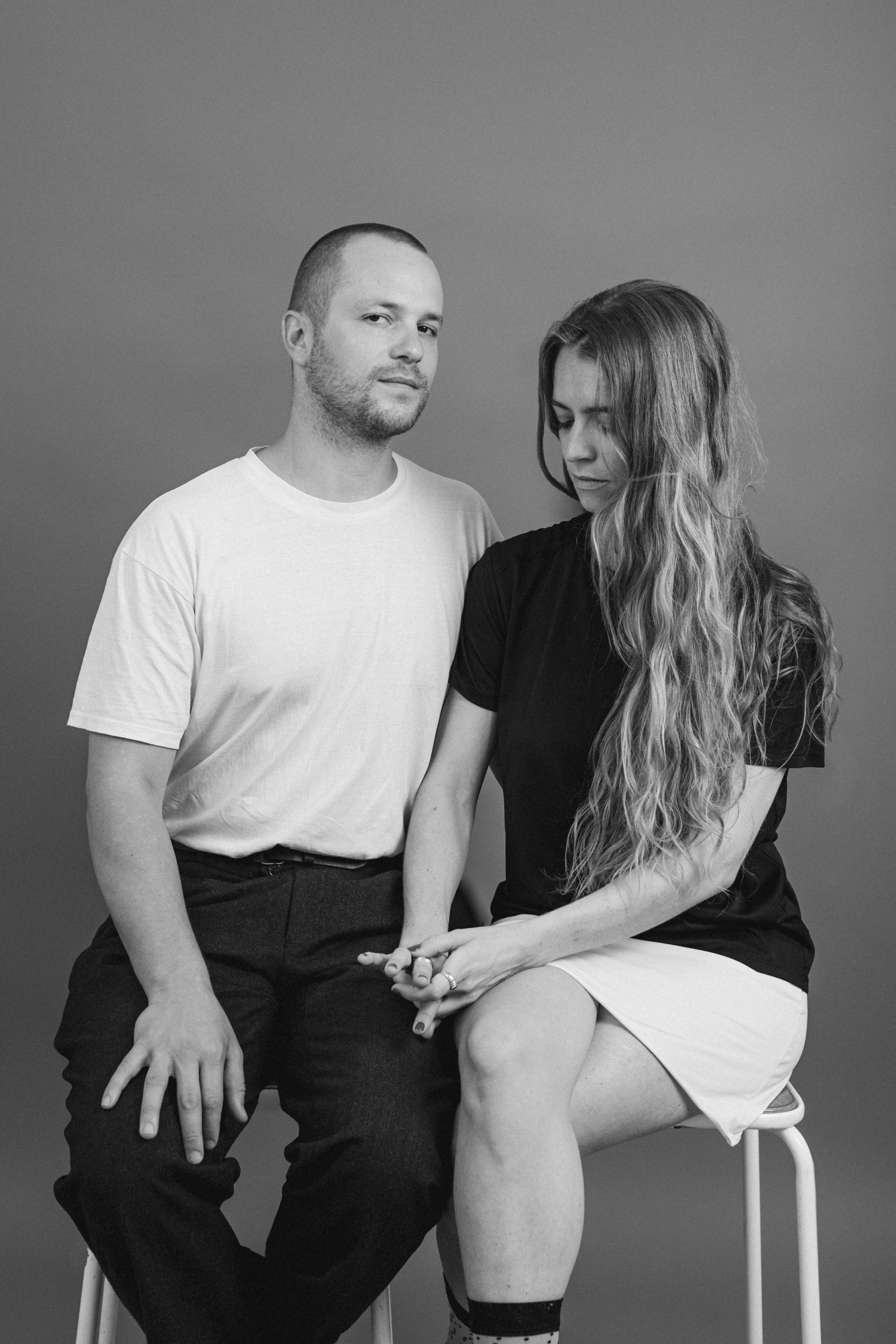 Heinui Poura Photographe Marseille Portrait Duo Couple Séance Photo Shooting Studio Photo Provence Portrait de famille