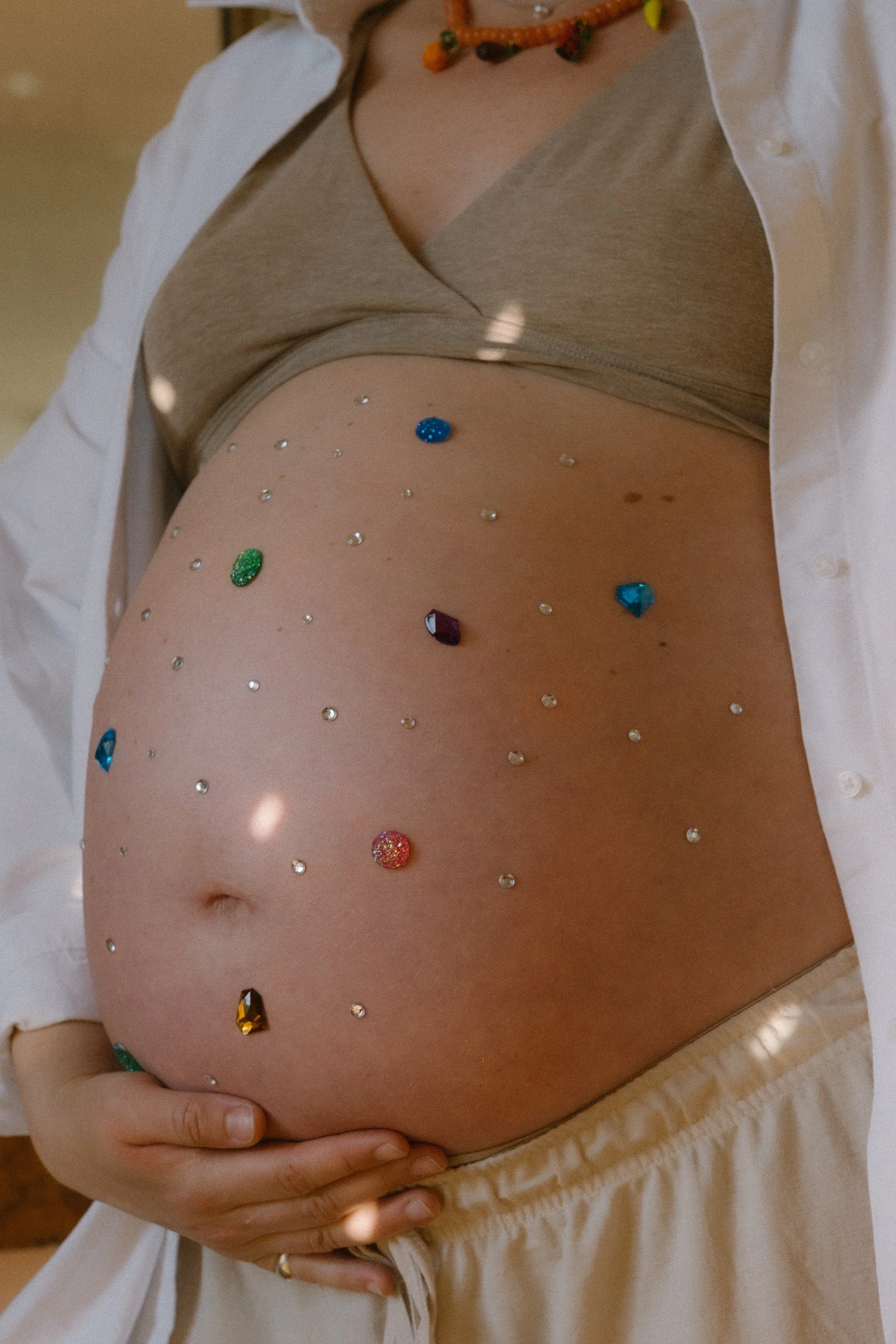 Heinui Poura Photo de famille à domicile Marseille Séance photo Grossesse Enfants Bébé Photographe Femme enceinte 