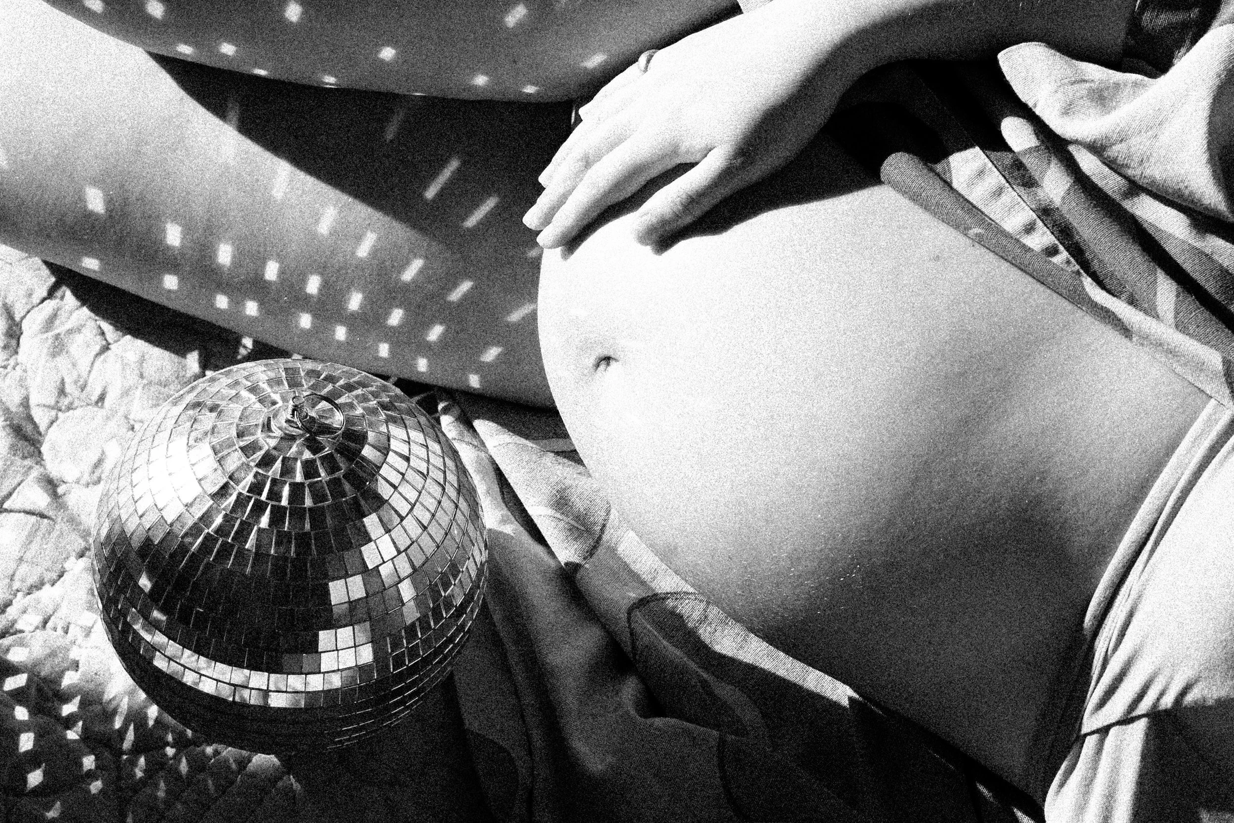 Heinui Poura Photo de famille à domicile Marseille Séance photo Grossesse Enfants Bébé Photographe Femme enceinte 