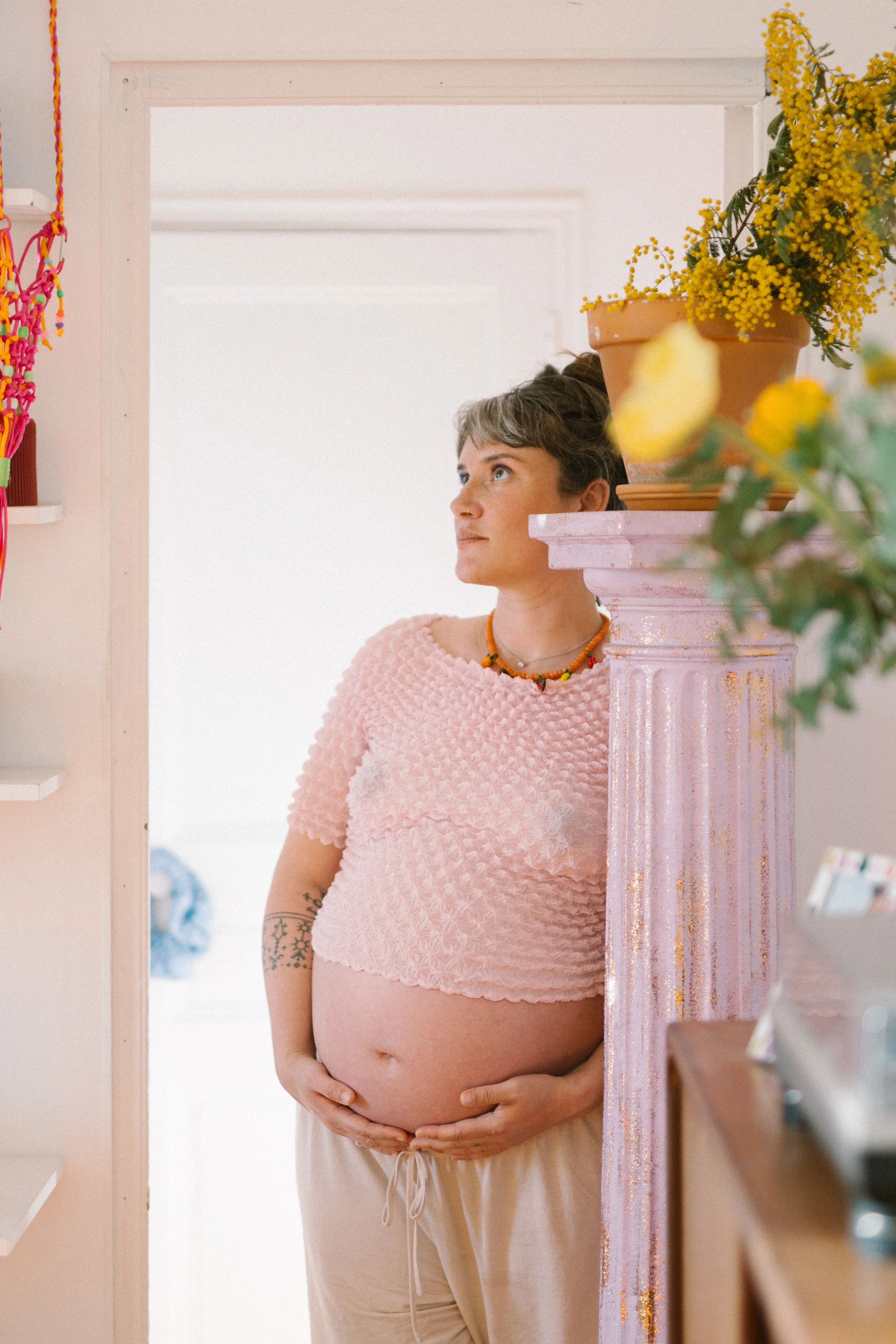 Heinui Poura Photo de famille à domicile Marseille Séance photo Grossesse Enfants Bébé Photographe Femme enceinte 