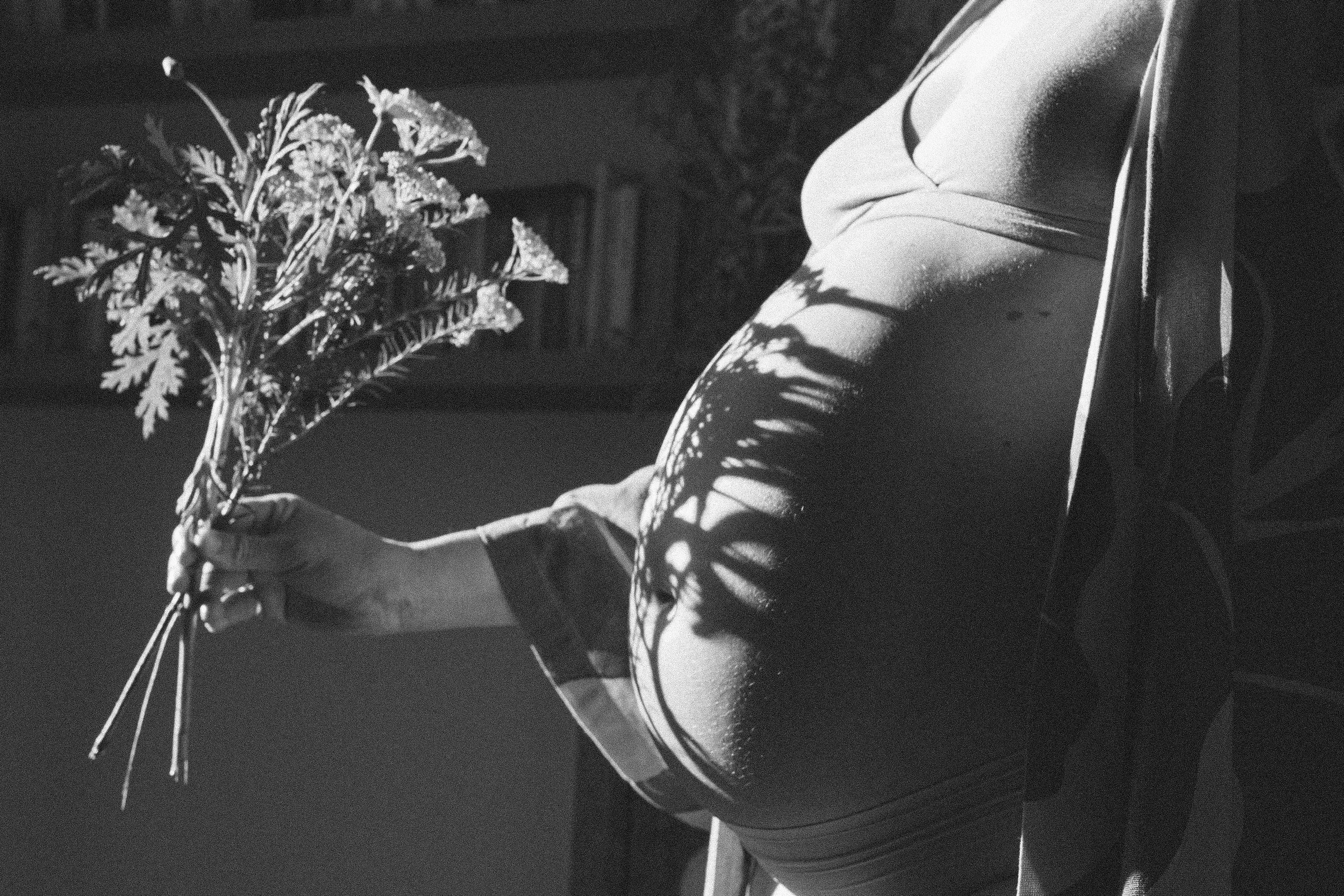 Heinui Poura Photo de famille à domicile Marseille Séance photo Grossesse Enfants Bébé Photographe Femme enceinte 