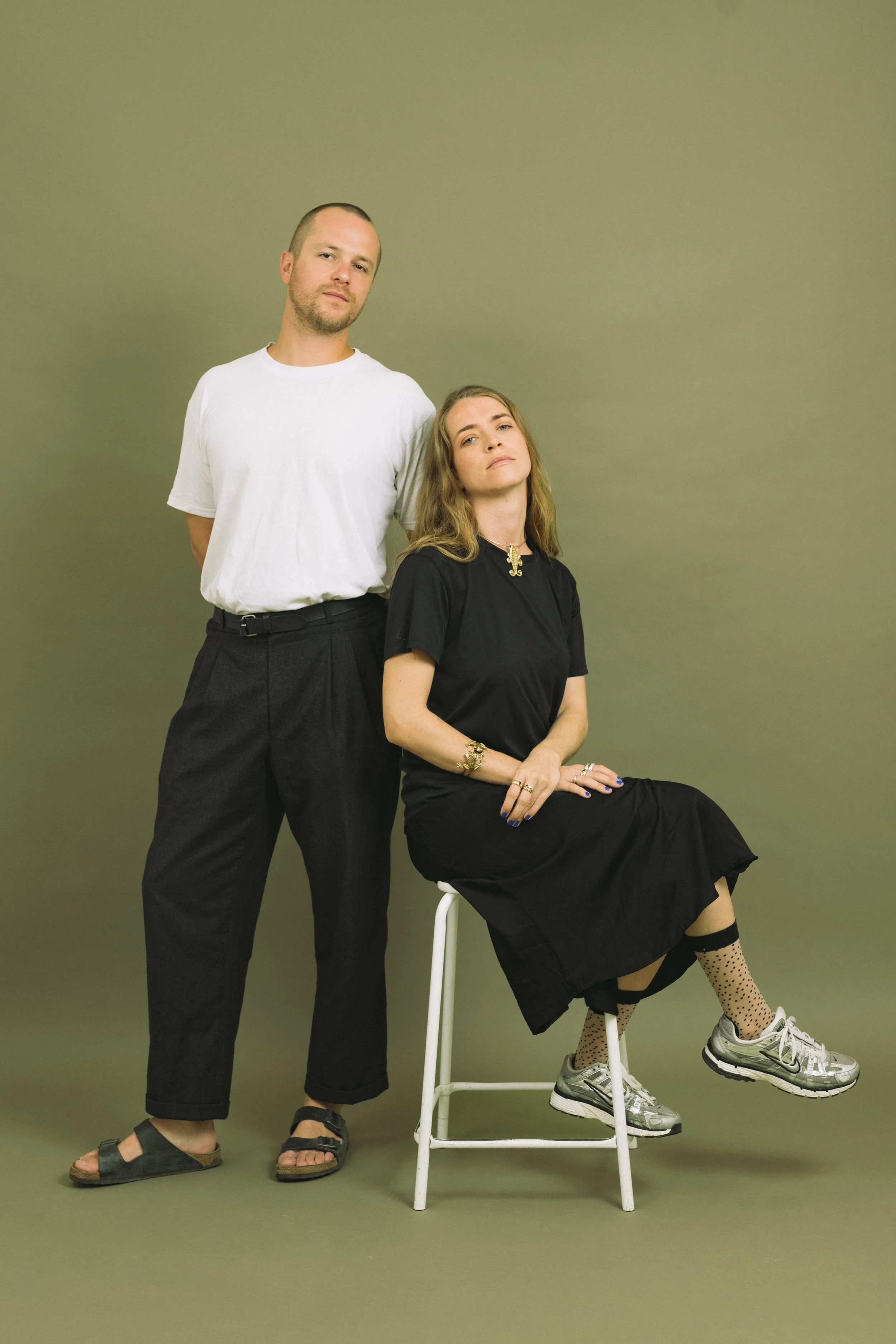 Heinui Poura Photographe Marseille Portrait Duo Couple Séance Photo Shooting Studio Photo Provence Portrait de famille
