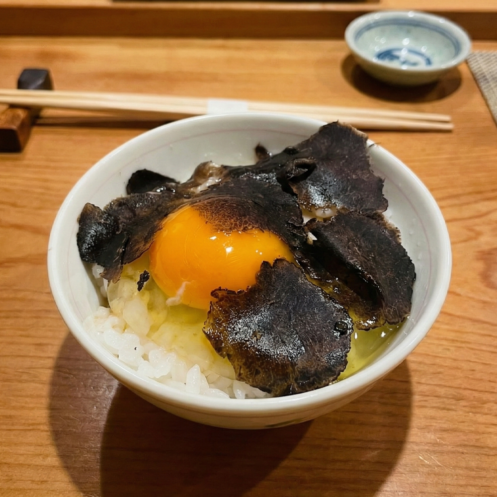 冷凍黒トリュフのスライスがのった卵かけご飯