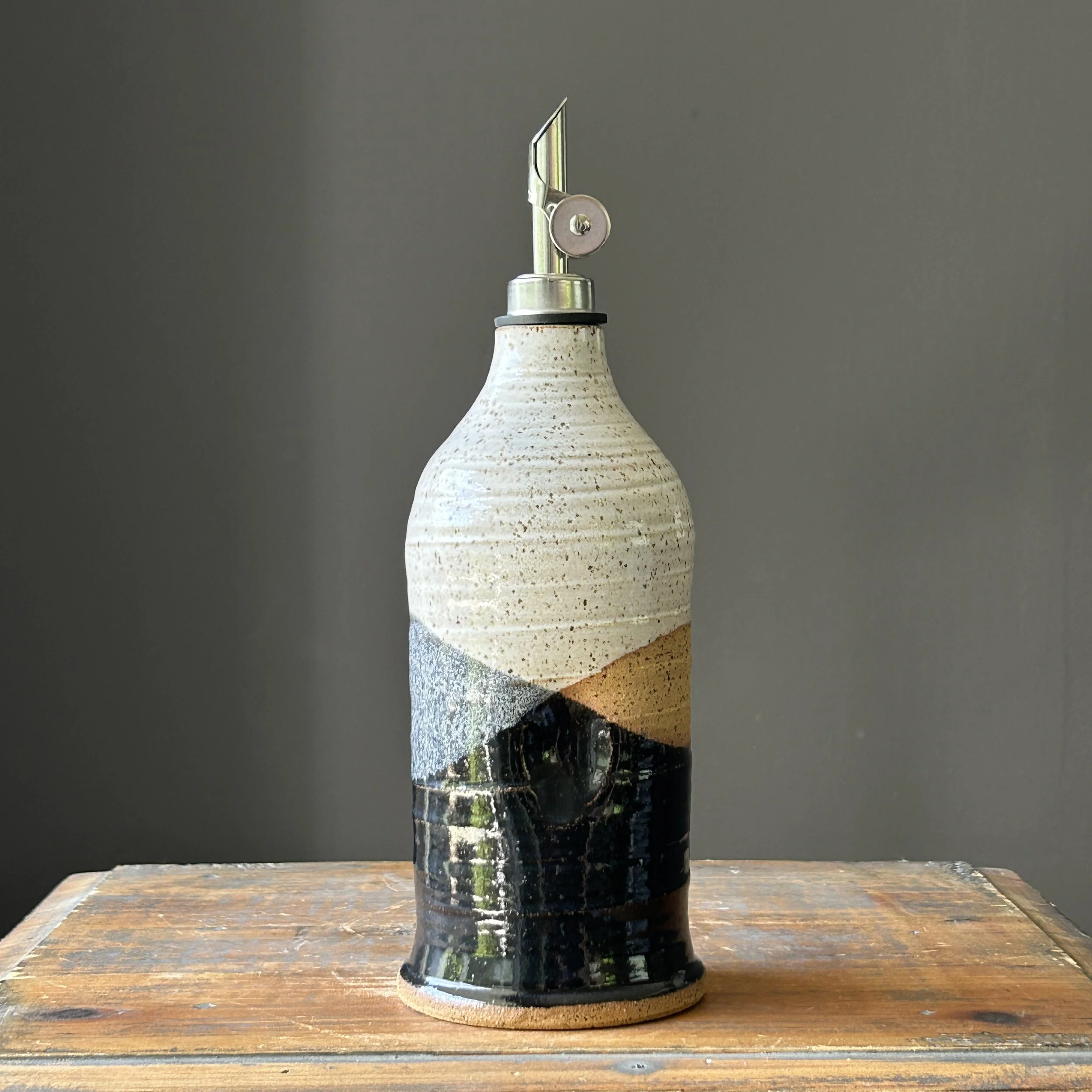 Thumb Grip Oil Bottle, Charcoal Black & White Crossover, 20oz