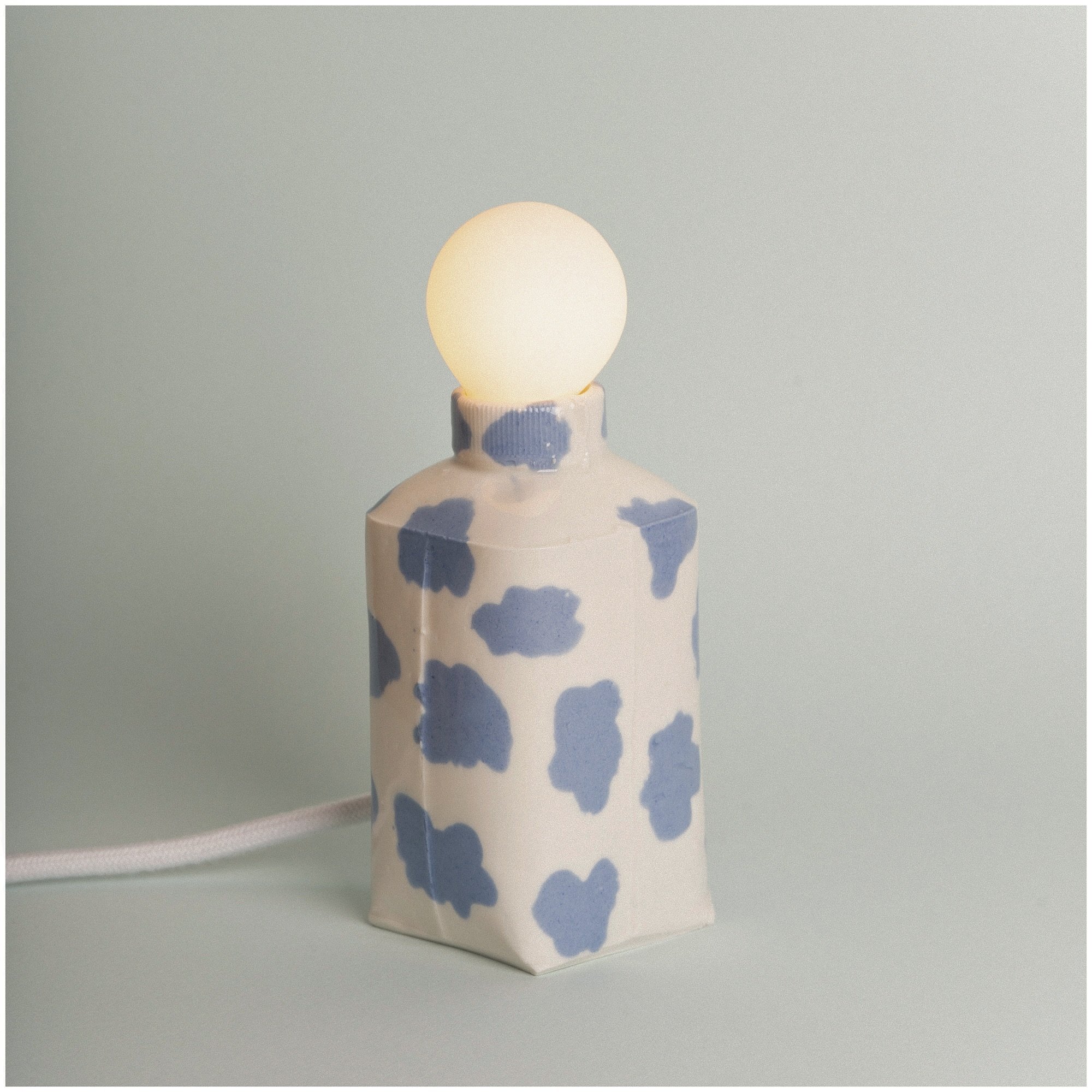 ☁️ Si vous avez la t&ecirc;te dans les nuages cette lampe est faite pour vous ! ☁️ Leur lumi&egrave;re est douce gr&acirc;ce aux ampoules Tala fournies avec la lampe. Chaque mod&egrave;le est unique et fait &agrave; la main avec amour dans notre atel
