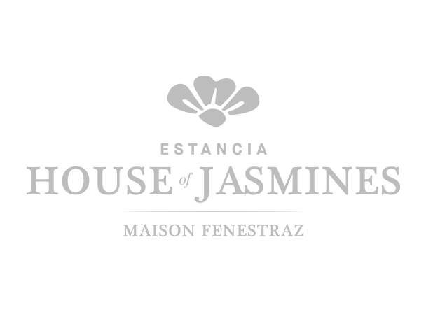 Logo for House of Jasmines, an establishment in Mason Feneztraz, featuring a stylized flower and the text 'ESTANCIA DE CHARME.'