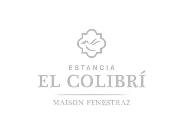 Logo of El Colibri Estancia de Charme, featuring a stylized hummingbird inside a decorative frame, with text in Spanish and French indicating it is a charming estancia in Maiton Feneraz.