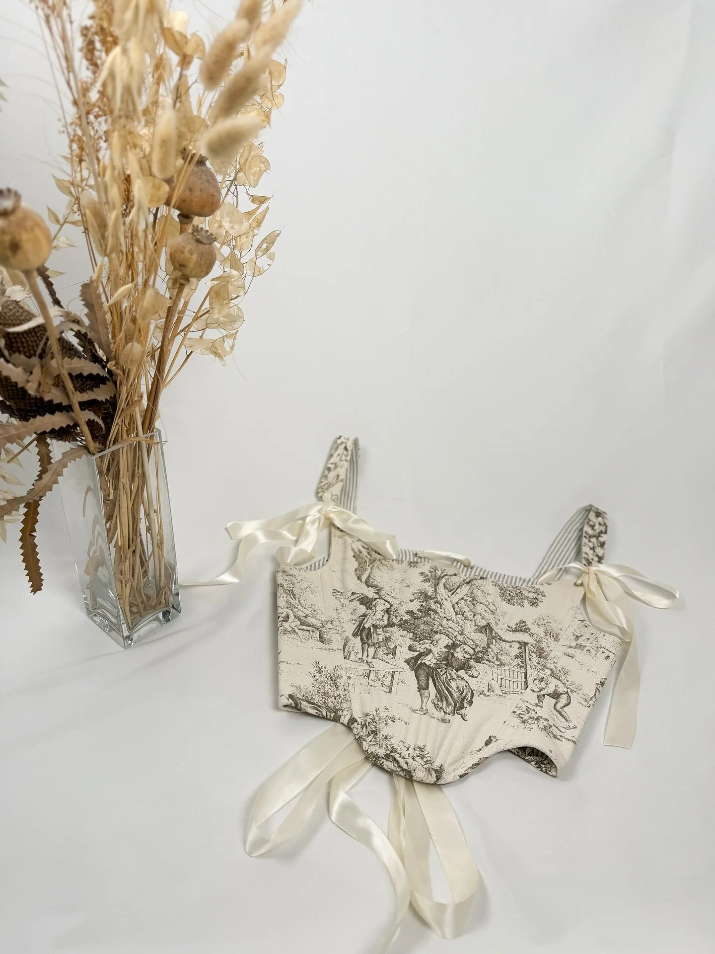 Obsessed with the Toile de Jouy tie strap corset ✨

A timeless staple for every season! 🤍

Ready to make it yours? Head to the link in my bio to shop ✨