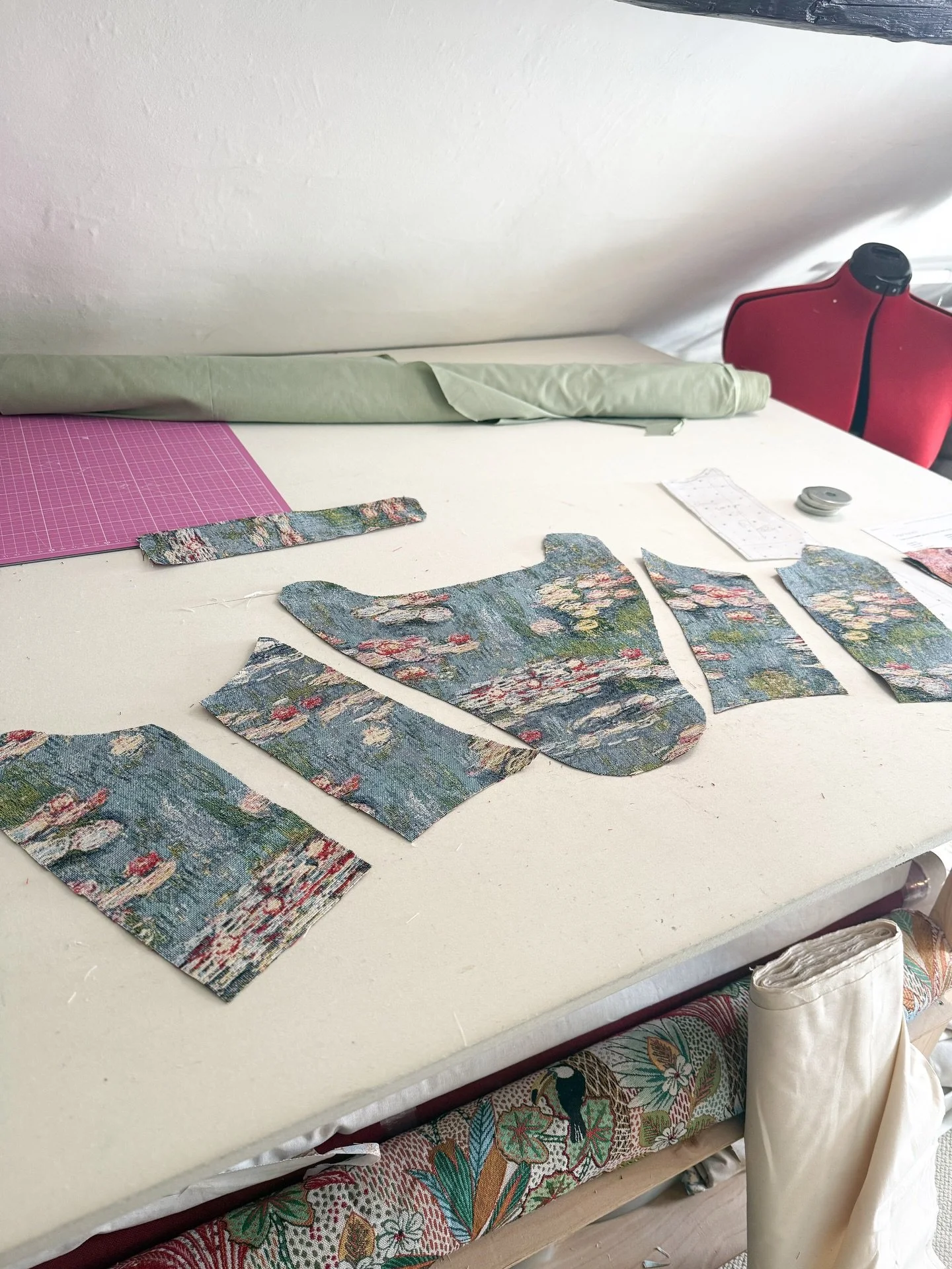 Swipe to see this corset come to life ✨

A dreamy tapestry corset inspired by impressionist florals, lined in soft sage green and finished with delicate satin ribbon lacing.

Slow fashion, handmade in Oxfordshire 🤍🌷