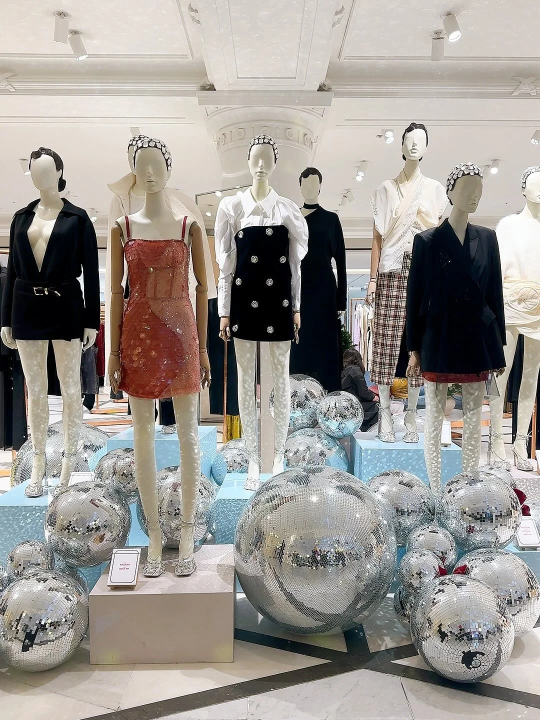 Headed back to London a week from today!!!!!! I&rsquo;m soooooo excited for all the holiday fashion inspo 🫶🏼any recs for art, design, fashion, food in LDN drop them below!!!!!