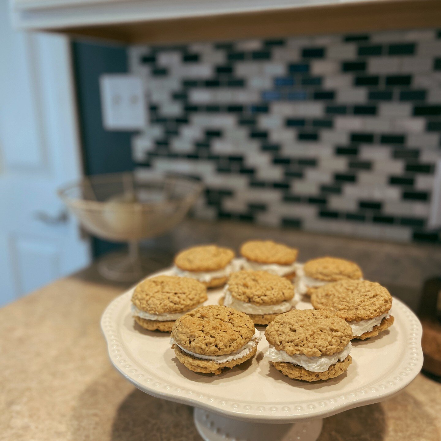 HOMEMADE OATMEAL CREAM PIES 🍪

There are not enough words to describe how delicious these are. I know some may curse me for saying this, but you won&rsquo;t even miss the Little Debbie version.. 

They&rsquo;re soft and chewy, and the vanilla butter
