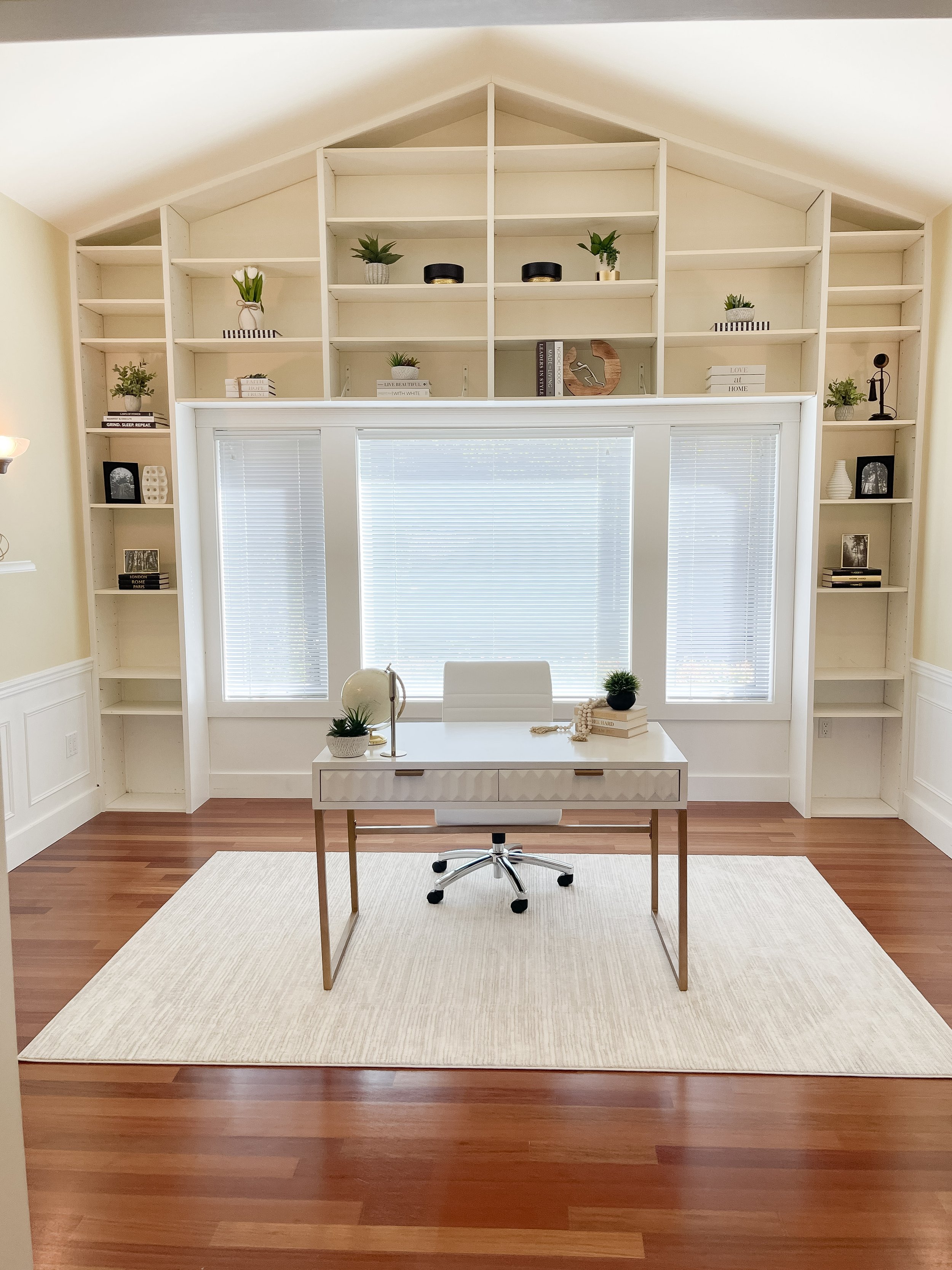 Staged flex space in a Mount Vernon home showing potential as a home office.