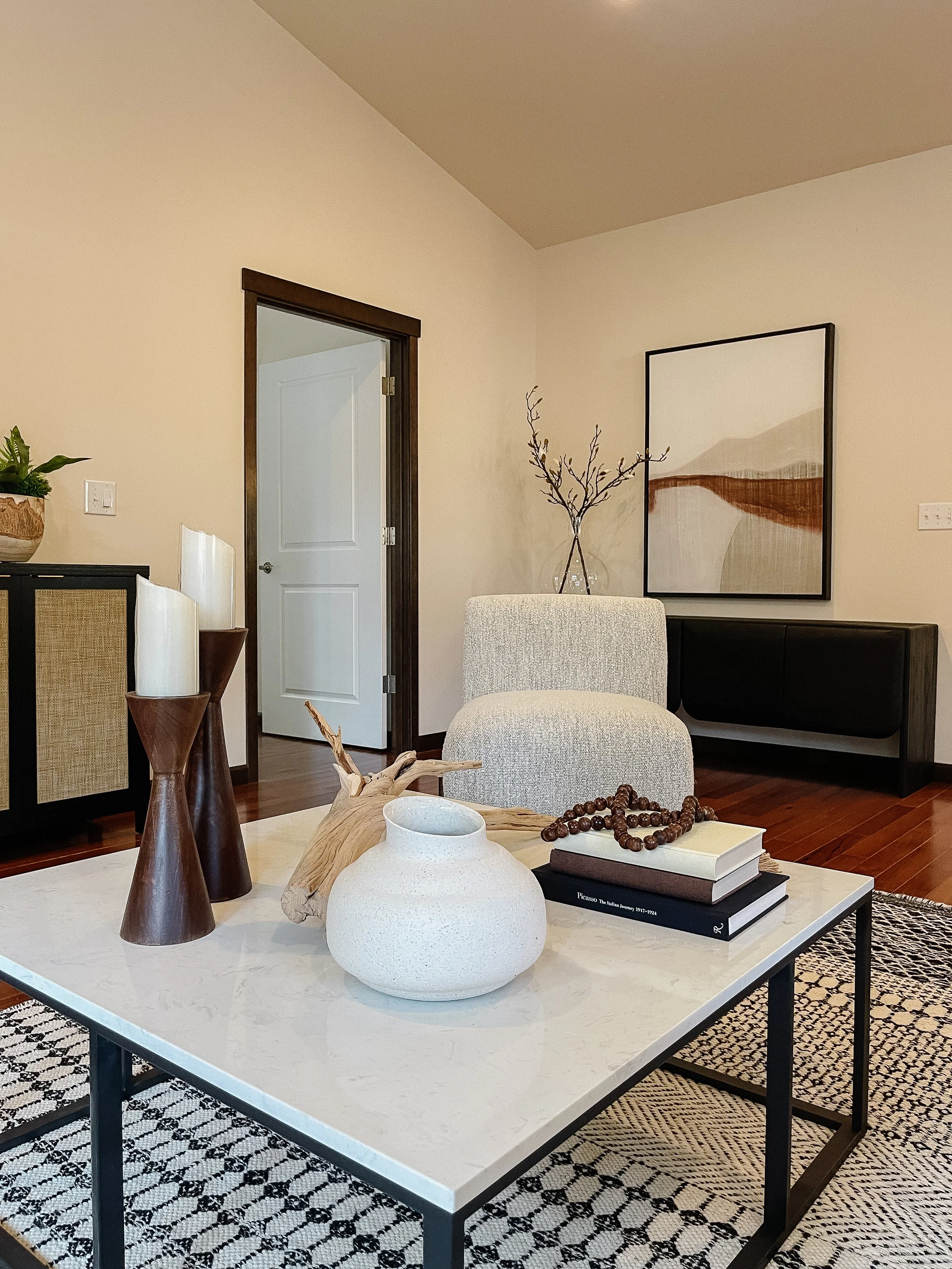 Modern farmhouse staging design in Snohomish featuring warm textures, wood tones, and welcoming decor.