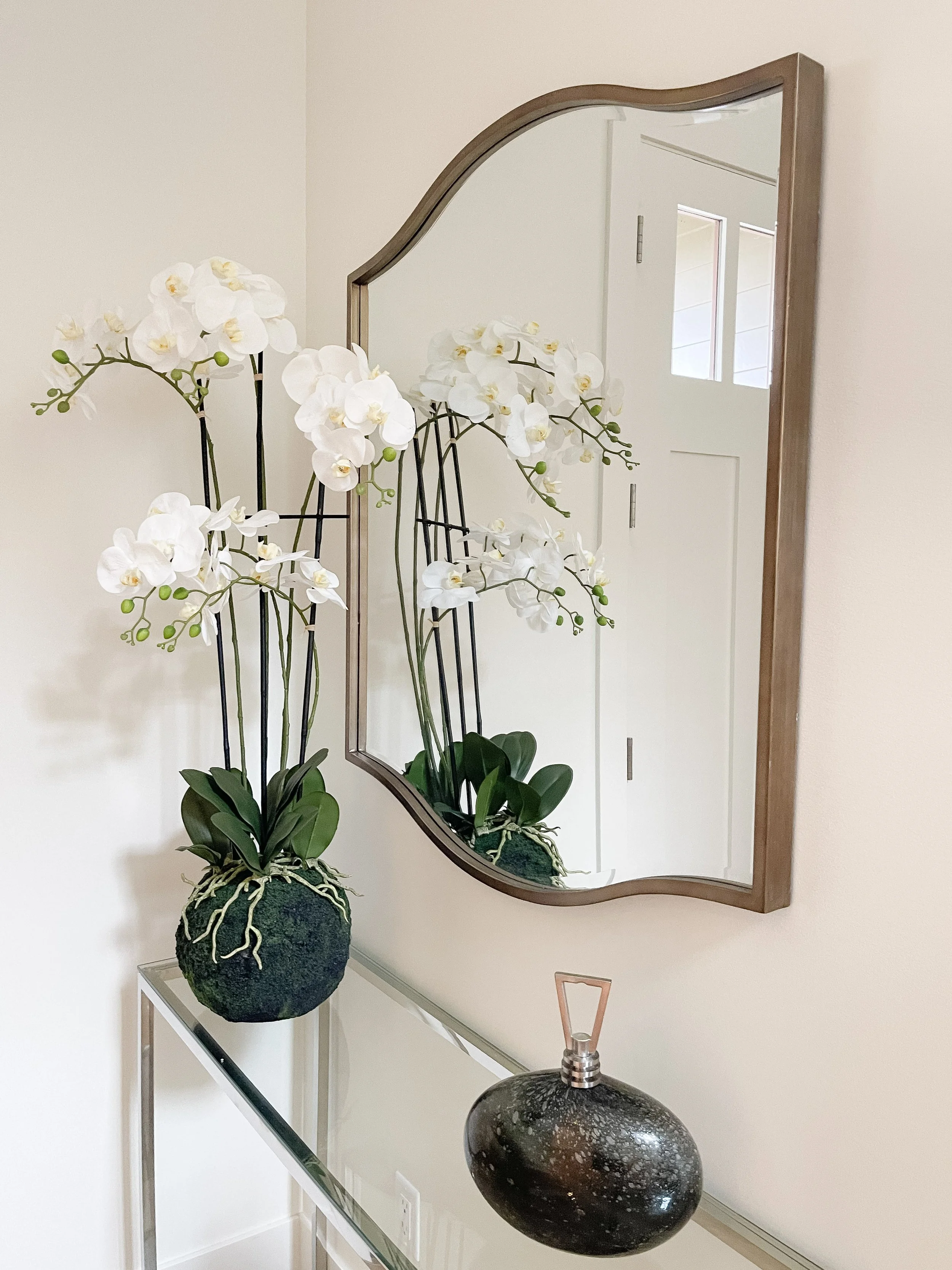 Inviting entryway staging in a Mount Vernon home prepared for real estate photos.