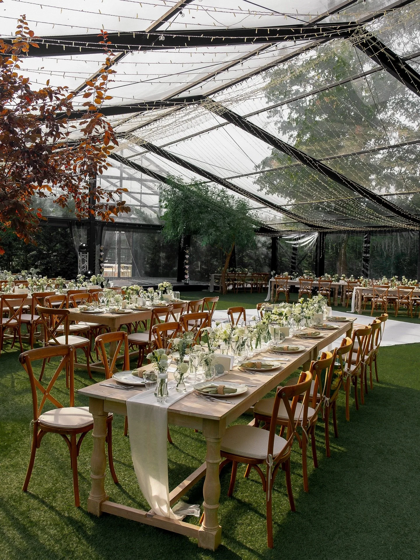Minimal details, maximum impact. A dreamy setup where simplicity meets sophistication.

Photography @alerian_photography 
Videography @aenaonfilms 
Florals @majadore 
Venue @foret.dor.events