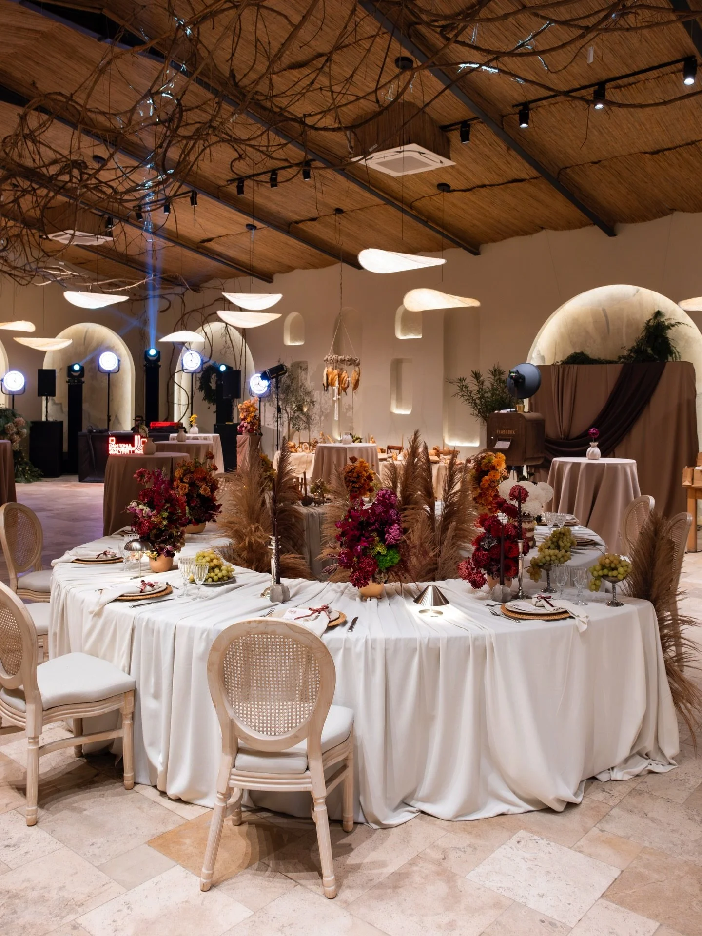 Closing the wedding season in the most elegant and utterly spectacular way. 

A breathtaking finale infused with sophistication, flawless style, and the magic that happens when the industry&rsquo;s finest minds gather under one roof.

O seară rafinat