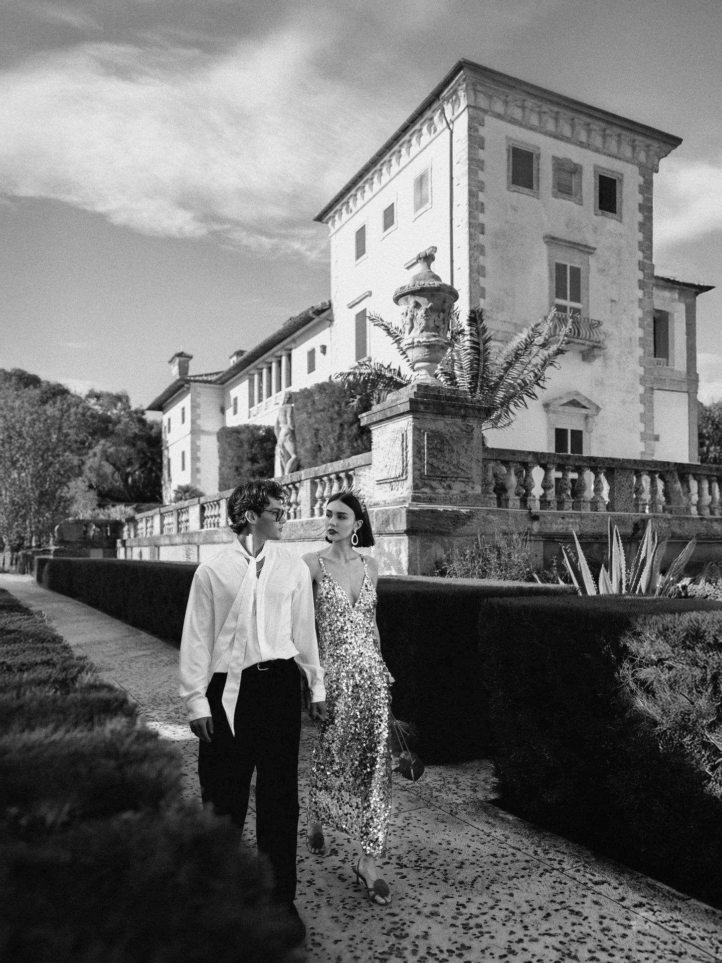 Lately, it&rsquo;s all about movement, the laughter between frames, the wind in her dress, the way he reaches for her hand without thinking.
⁣
This new generation of couples doesn&rsquo;t want posed perfection&hellip; they want real moments. The kind