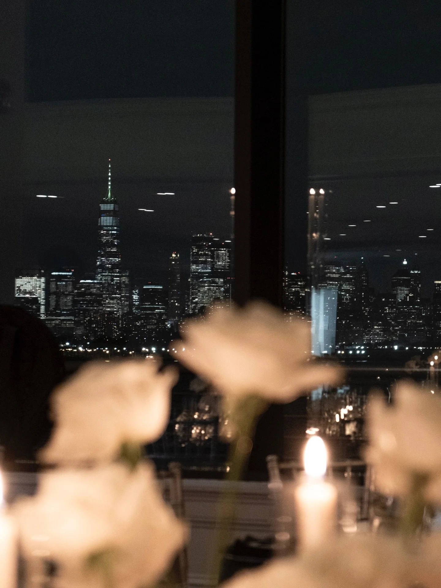 The cozy winter wedding decor you&rsquo;ve been dreaming of. 🤍

Venue @hudsonhousenj 
Florals @frompeoniestopaintchipsxo 
Photo @alerian_photography 
Video @vangelis_petalias_filmmaker