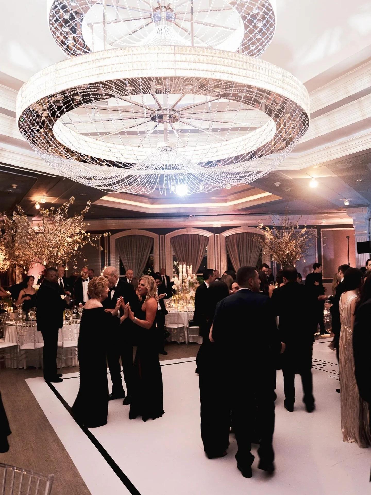 There&rsquo;s something about a chic cocktail party that instantly makes the night special.

Photography @alerian_photography