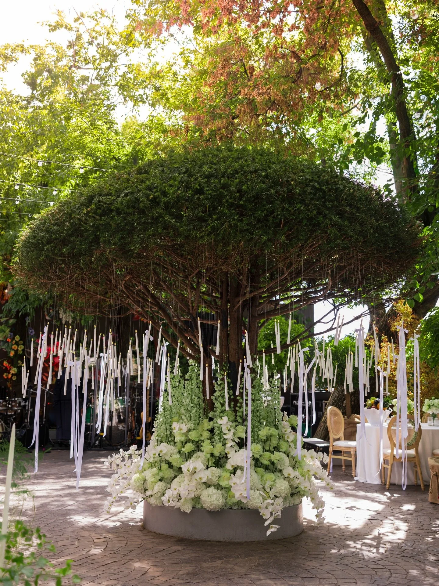 A touch of white, a statement of timeless elegance.

Planning @wedding_chicmoments @catalina.chic 
Florals @florariairis 
Photo @alerian_photography