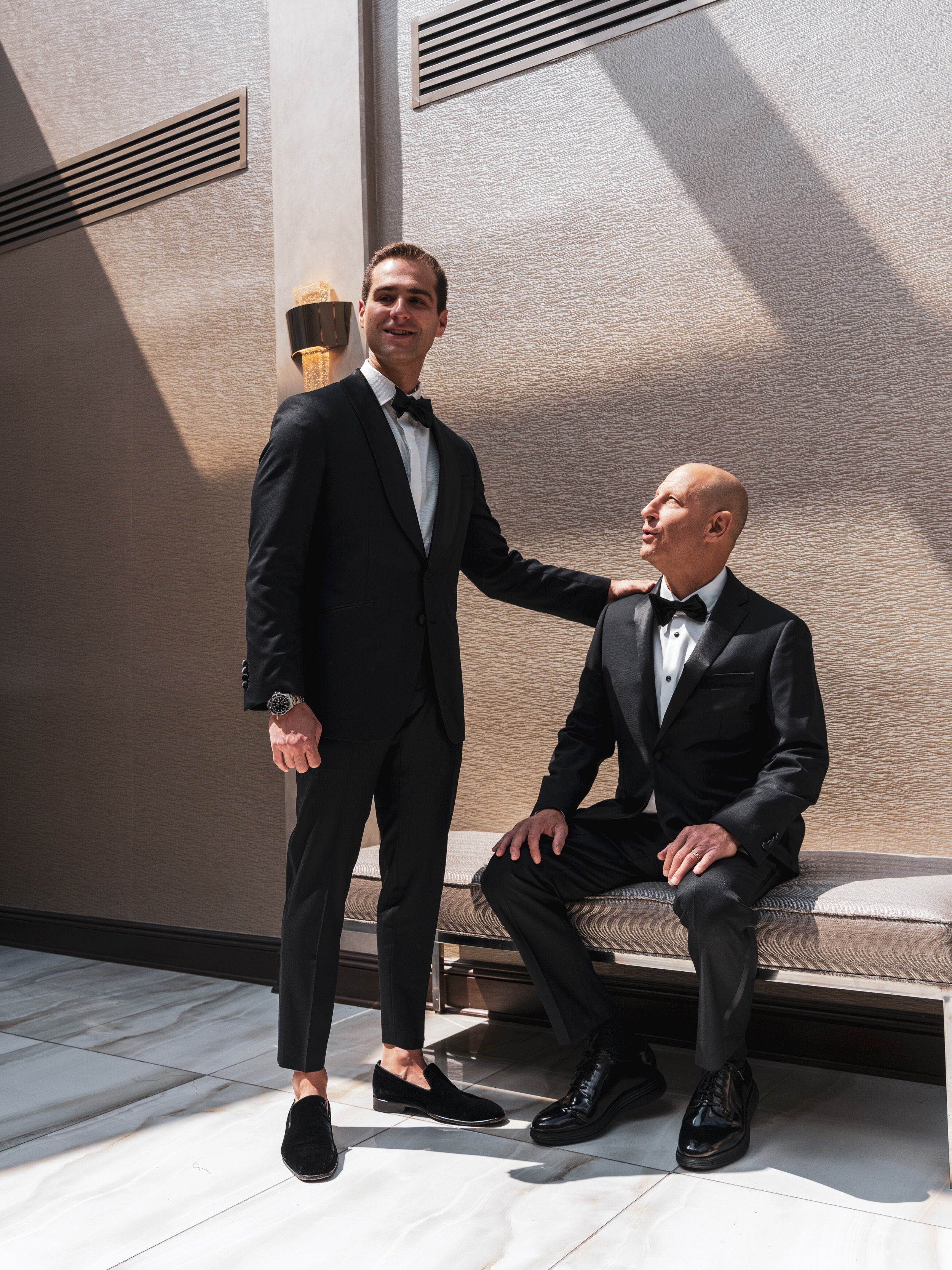The stylish look may capture attention, but the timeless connection is what makes an image unforgettable. 🖤

Photo @alerian_photography