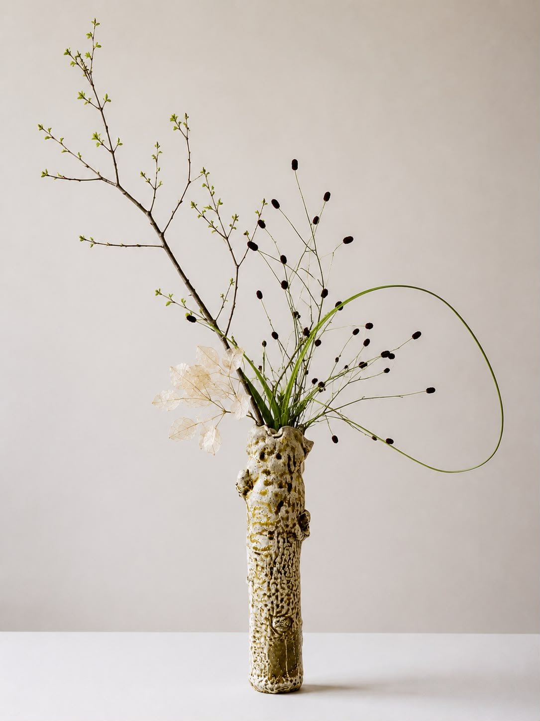 Vaso di Alvin Ng con  Ikebana composizione di   Lucia Pierelli artista Ikebana scuola Sogetsu