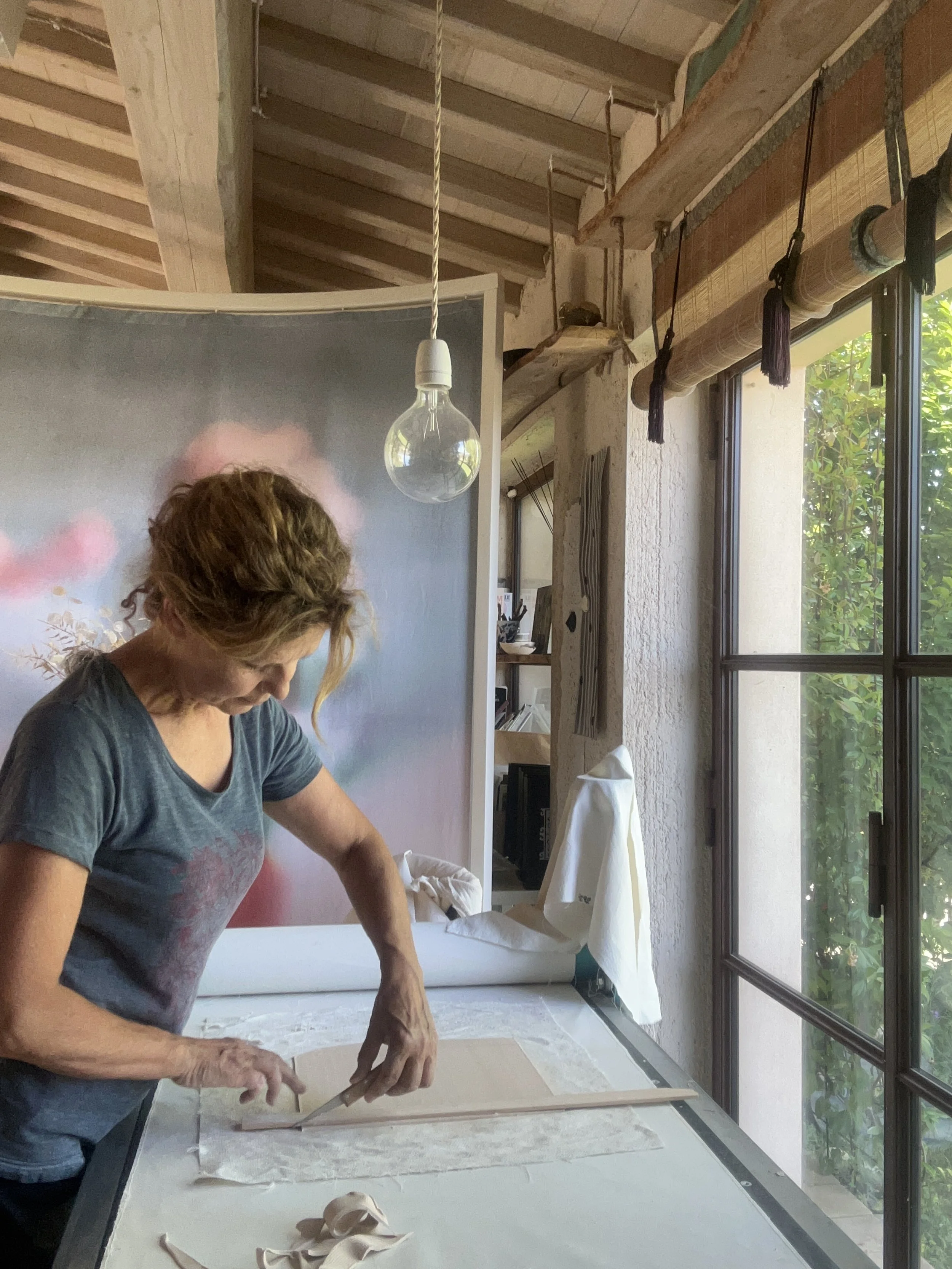 Elisabetta Tiziana Villa durante il workshop di ceramica a Casa mini_ma