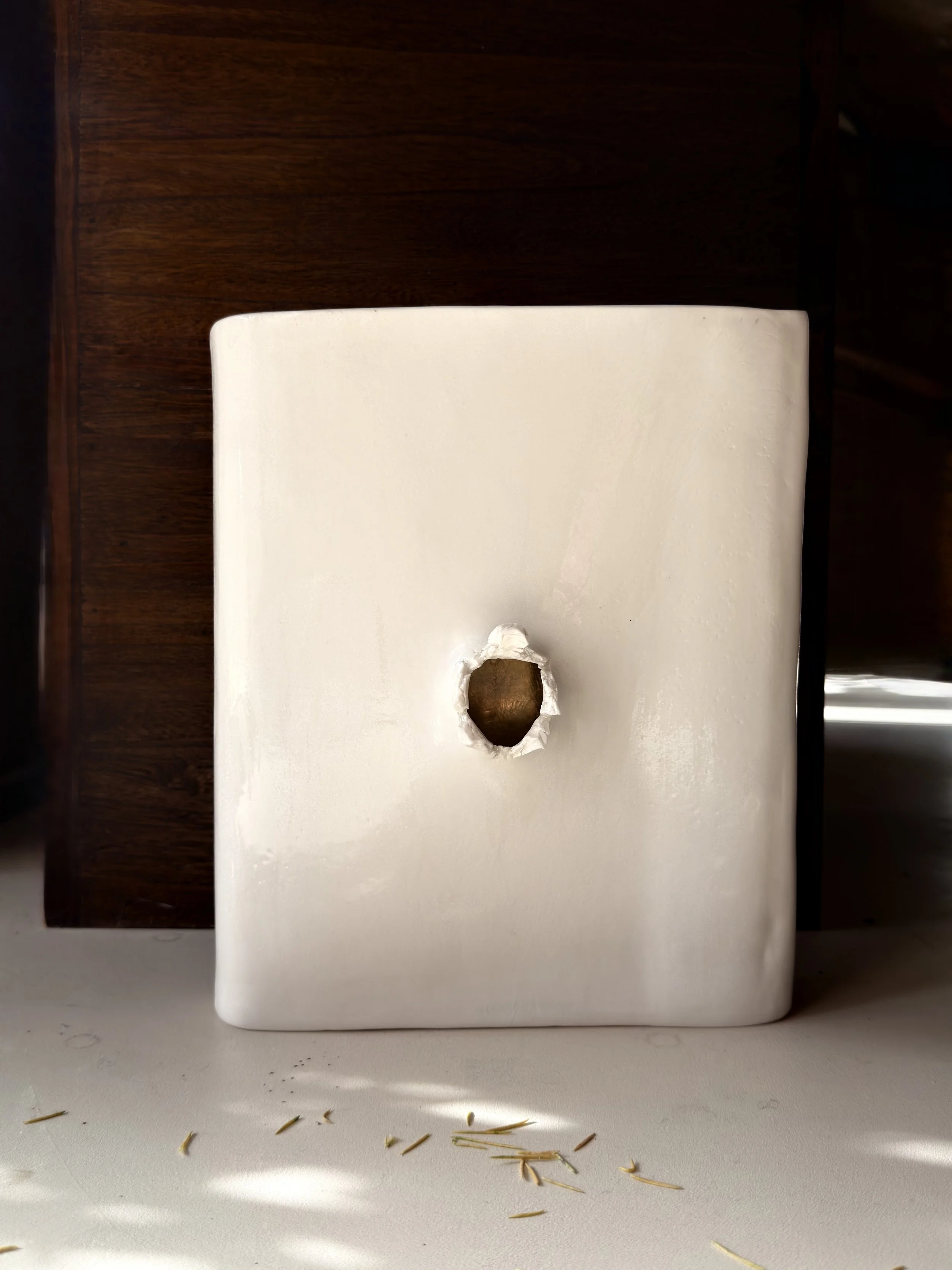 Vaso in porcellana per la mostra A sottovoce_mini_ma gallery Amelia. Italy