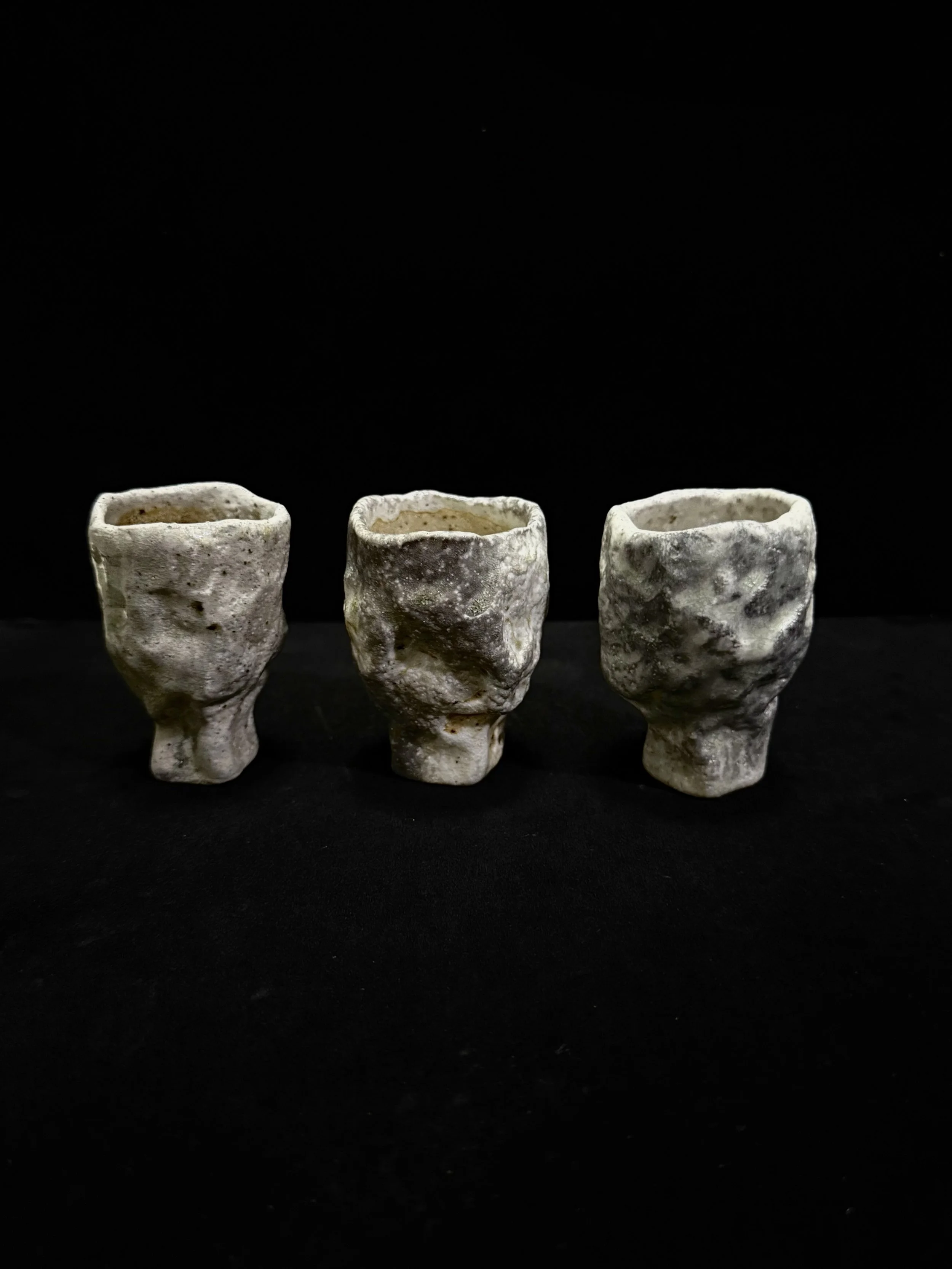 tazzine ceramica alvin ng artista per galleria minima arte contemporanea