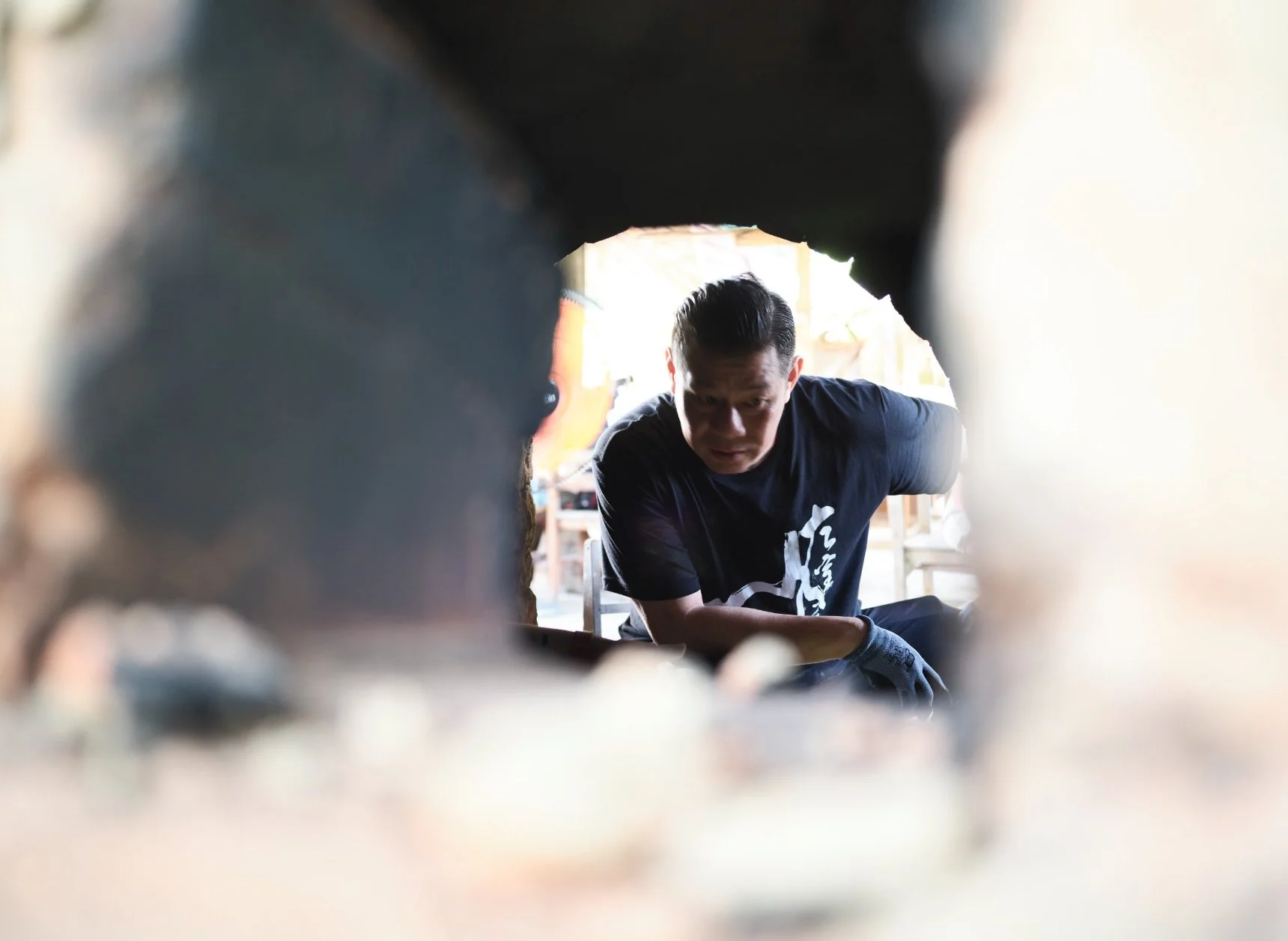 alvin ng mentre osserva le sue opere nel suo dragon kiln