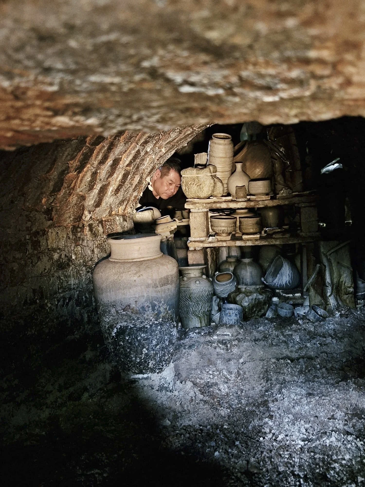 alvin ng a lavoro in mezzo alle sue ceramiche