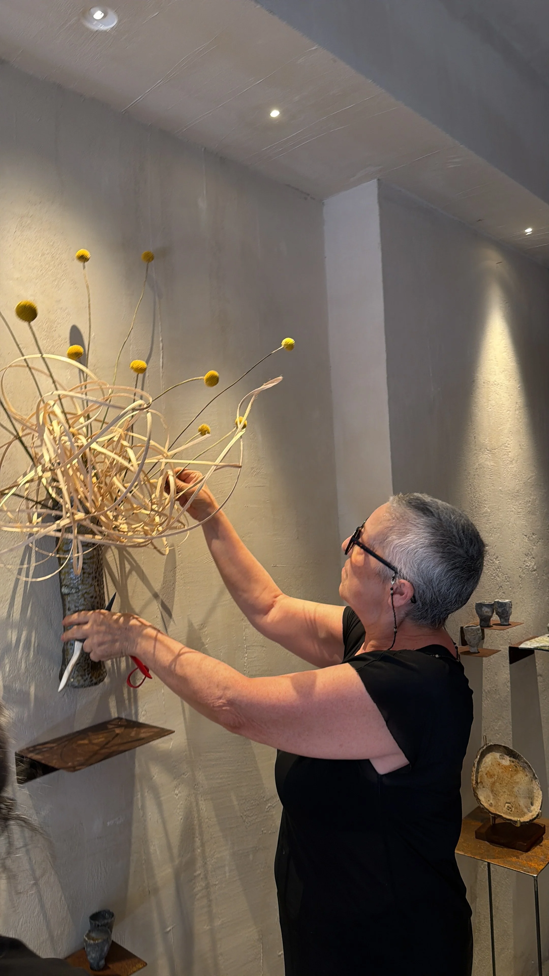 L'artista Lucia Pierelli mentre completa la composizione Ikebana per mini_ma gallery