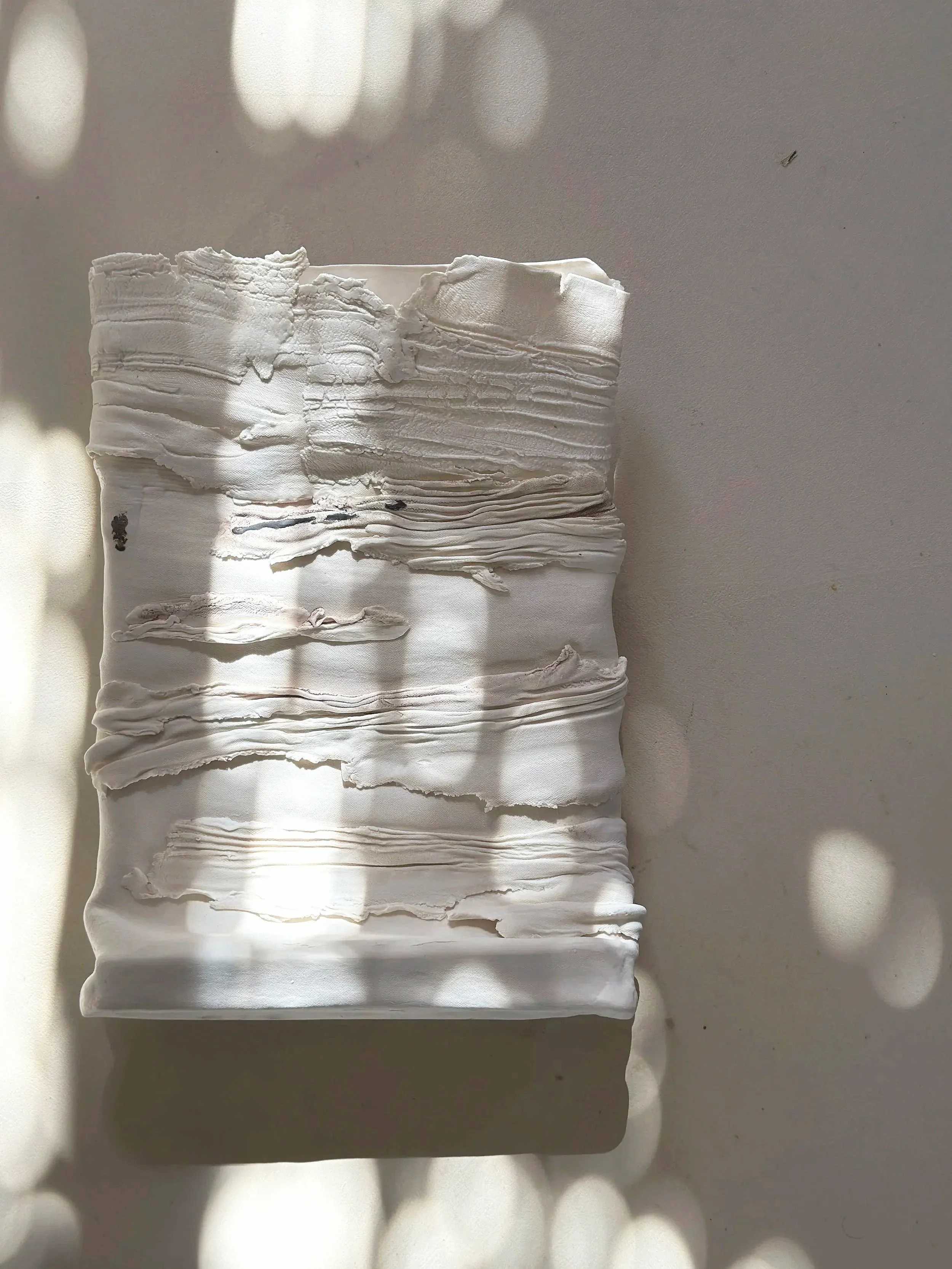 vaso sag wall bianco in porcellana realizzato a mano