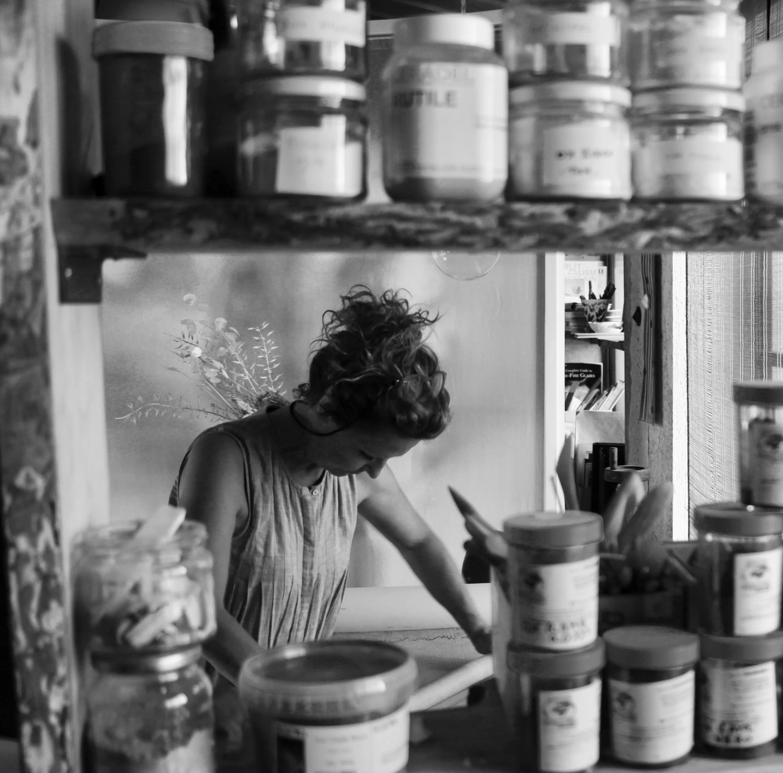 Nel laboratorio di Casa mini_ma si realizzano artigianalmente gli smalti per gli allievi dei corsi di ceramica a Penna in Teverina, Umbria Italia