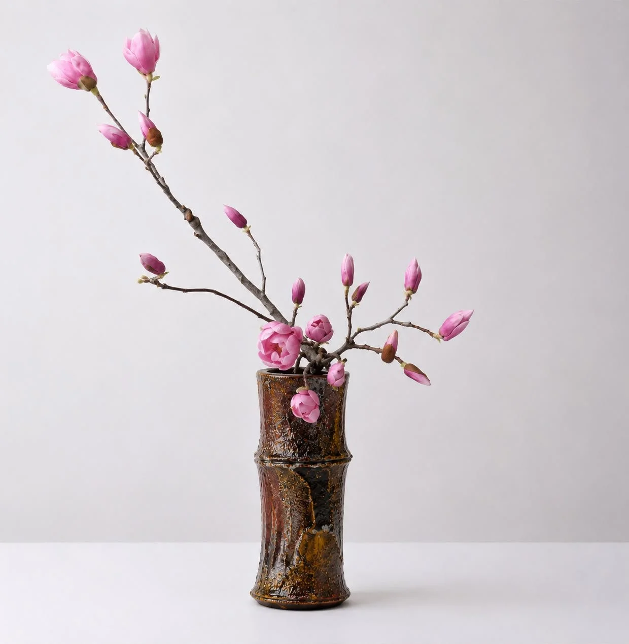 Vaso di Alvin Ng con  Ikebana composizione di   Lucia Pierelli artista Ikebana scuola Sogetsu