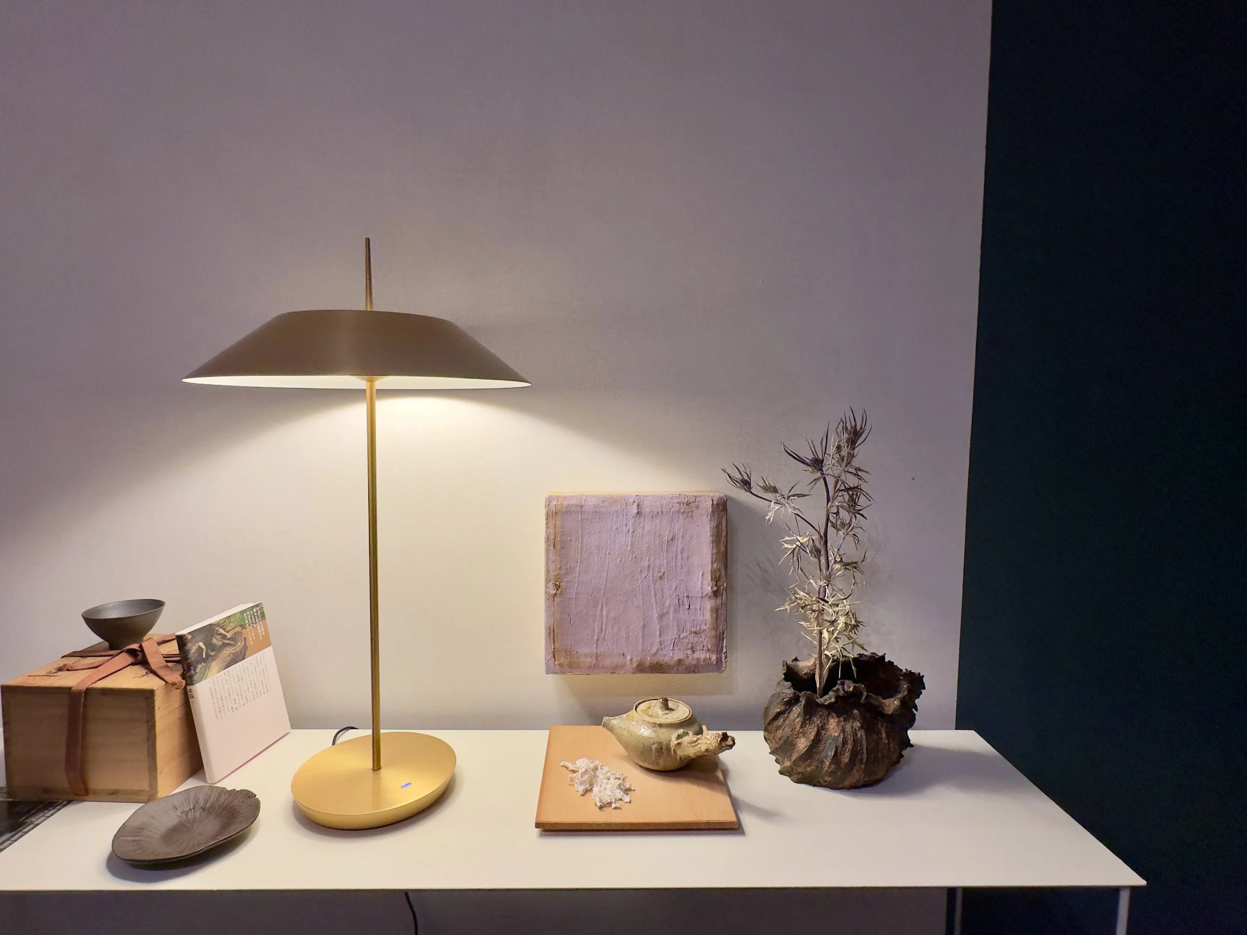 Opera di Marco Ferri con dettaglio oggetti esposti alla Galleria mini_ma