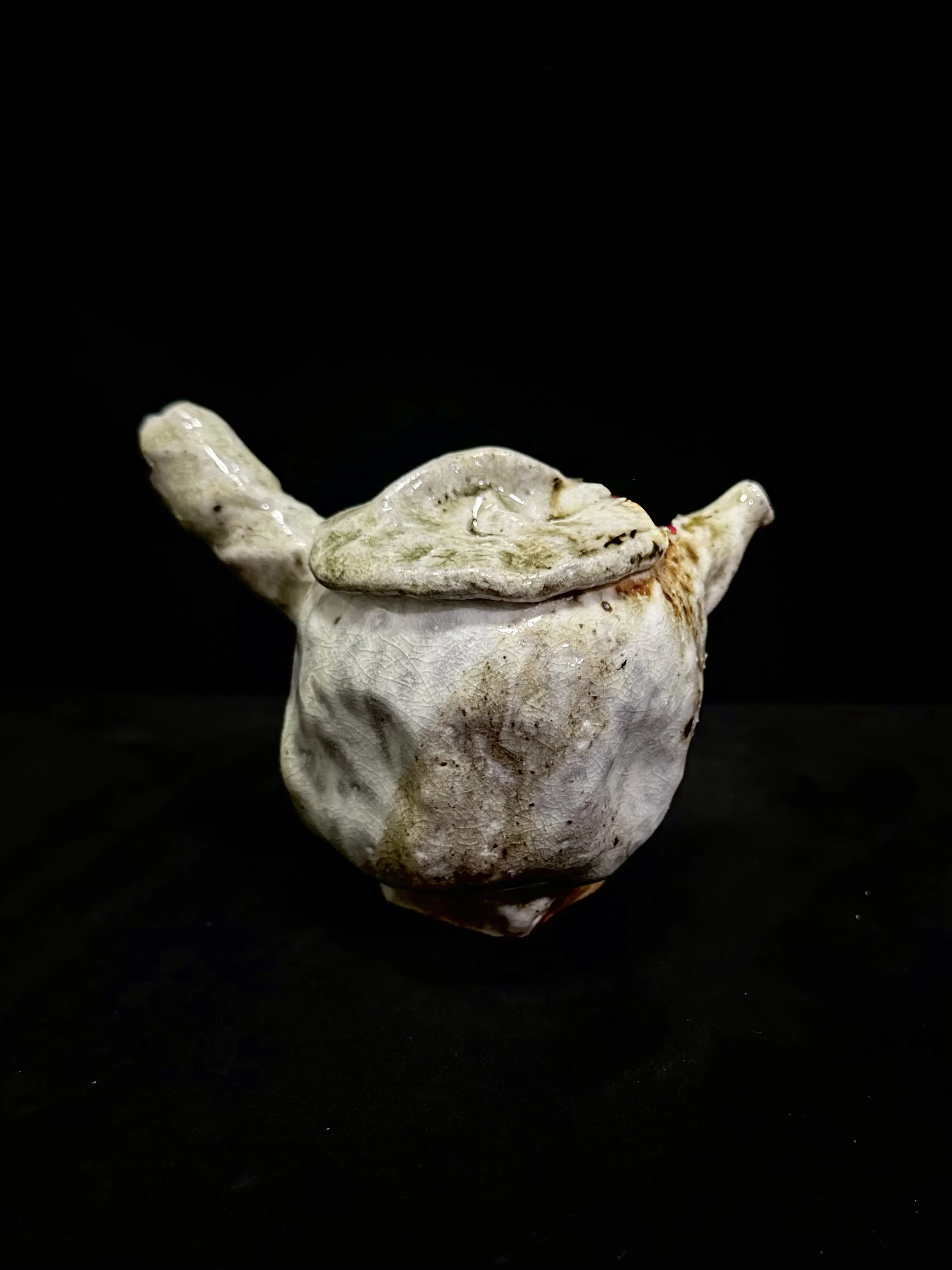 teiera ceramica alvin ng artista per galleria minima arte contemporanea