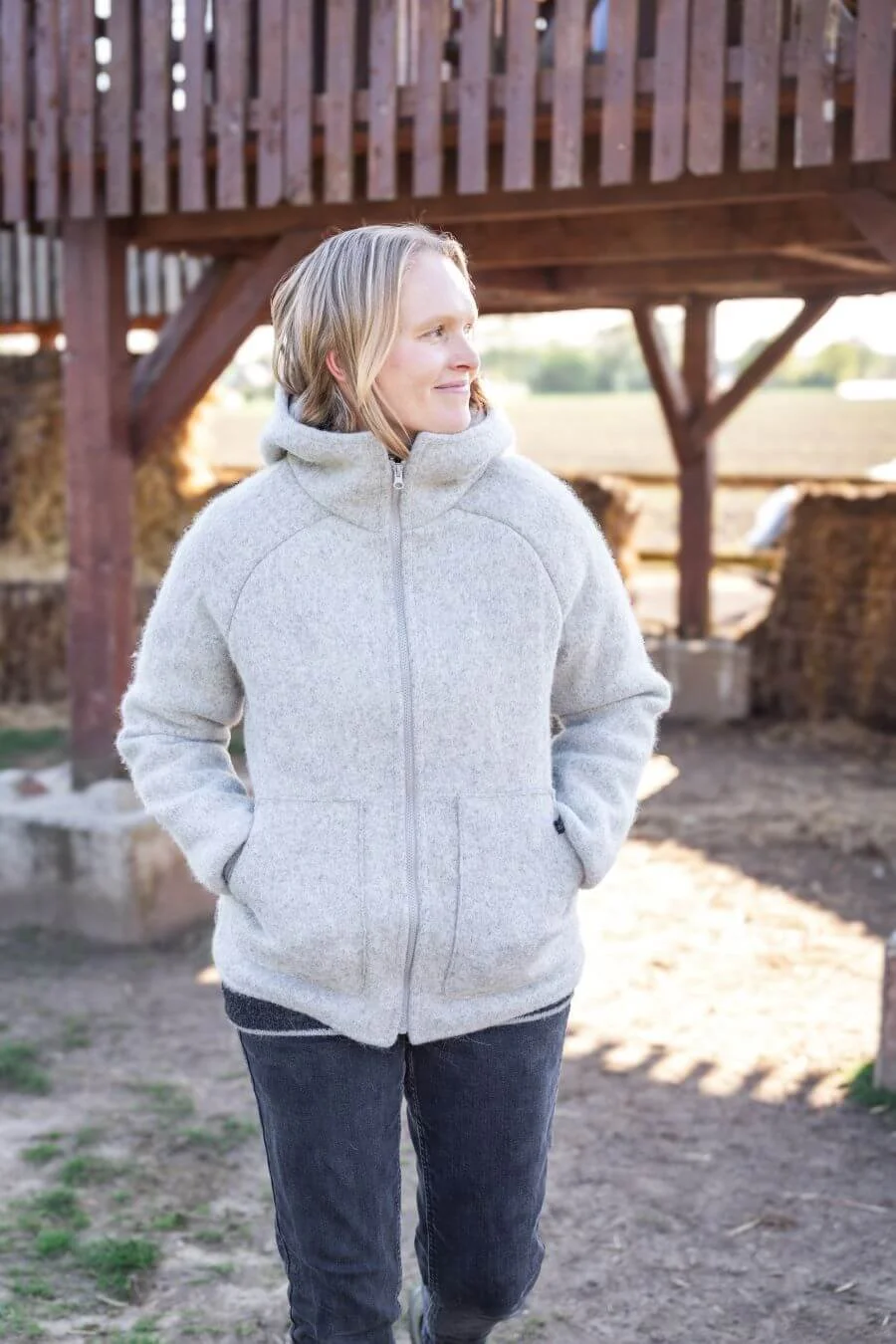 Alpaka Damen Walk Jacke aus Alpakawolle in der Farbe grau.