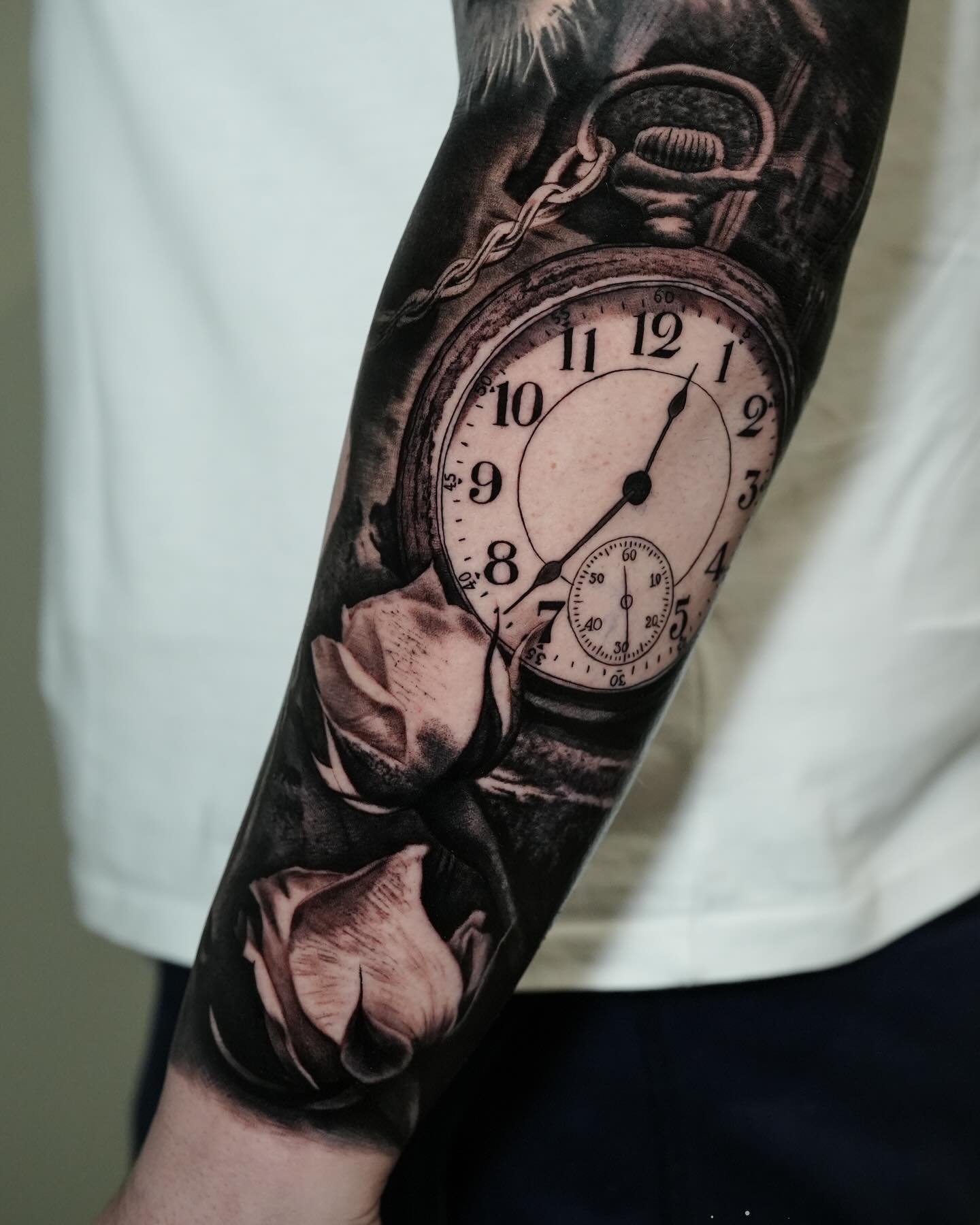 - Pocket watch and roses - 
&bull;
- Booking at : info@roudolfdimovart.com
&bull;
#tattoo #londontattoo #londontattooartist #londontattoostudio #londoncity #uktattoo #realismtattoo #pocketwatch #rose