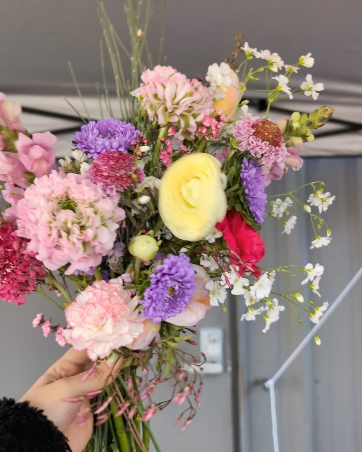 find me at the @thefrogtownproject flea crawl this sunday!!! kick off taurus season by indulging yourself and grabbing a gorgina hand tied bouquet by yours truly 💐

this is my last market for april!! super excited to be booth neighbors with my besti