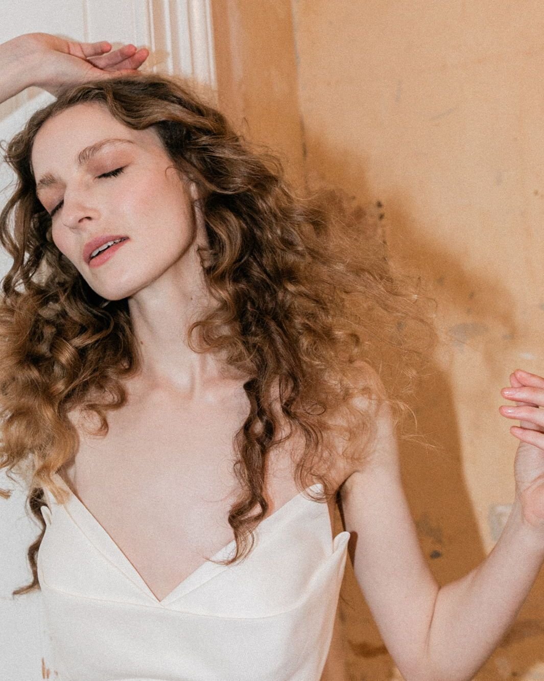 UNDONE HAIR.

Yes, or No?

Are you more of a neat hair kinda gal? I personally love the movement of undone hair. It's free, expresses personality and often feels more natural to wear on your wedding day. If you're not sure then let me know in the com